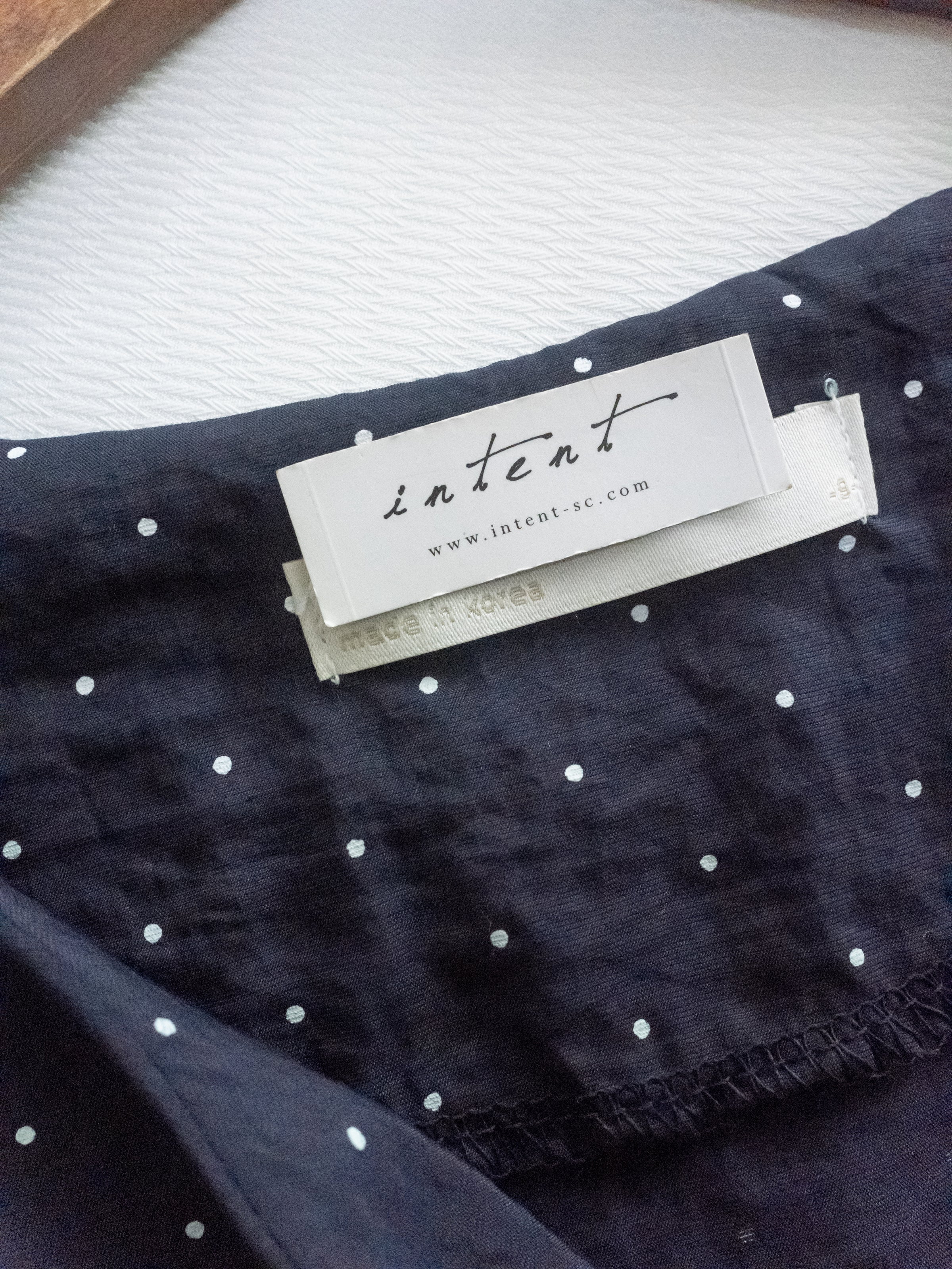 PolkaDot Scarf Blouse 光澤感小點V領綁結微短上衣/ BU9130