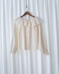 Embroidery Blouse 繡花彈性荷葉領口裝飾鈕扣上衣/ BU9133