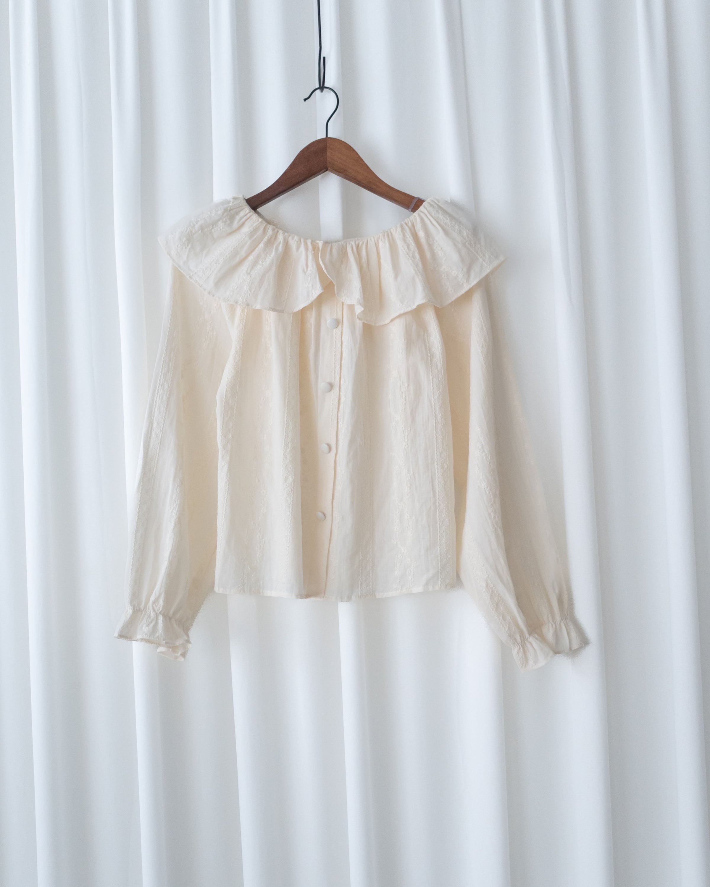 Embroidery Blouse 繡花彈性荷葉領口裝飾鈕扣上衣/ BU9133