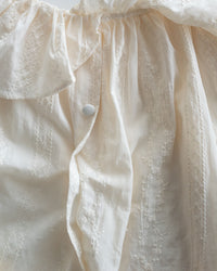 Embroidery Blouse 繡花彈性荷葉領口裝飾鈕扣上衣/ BU9133