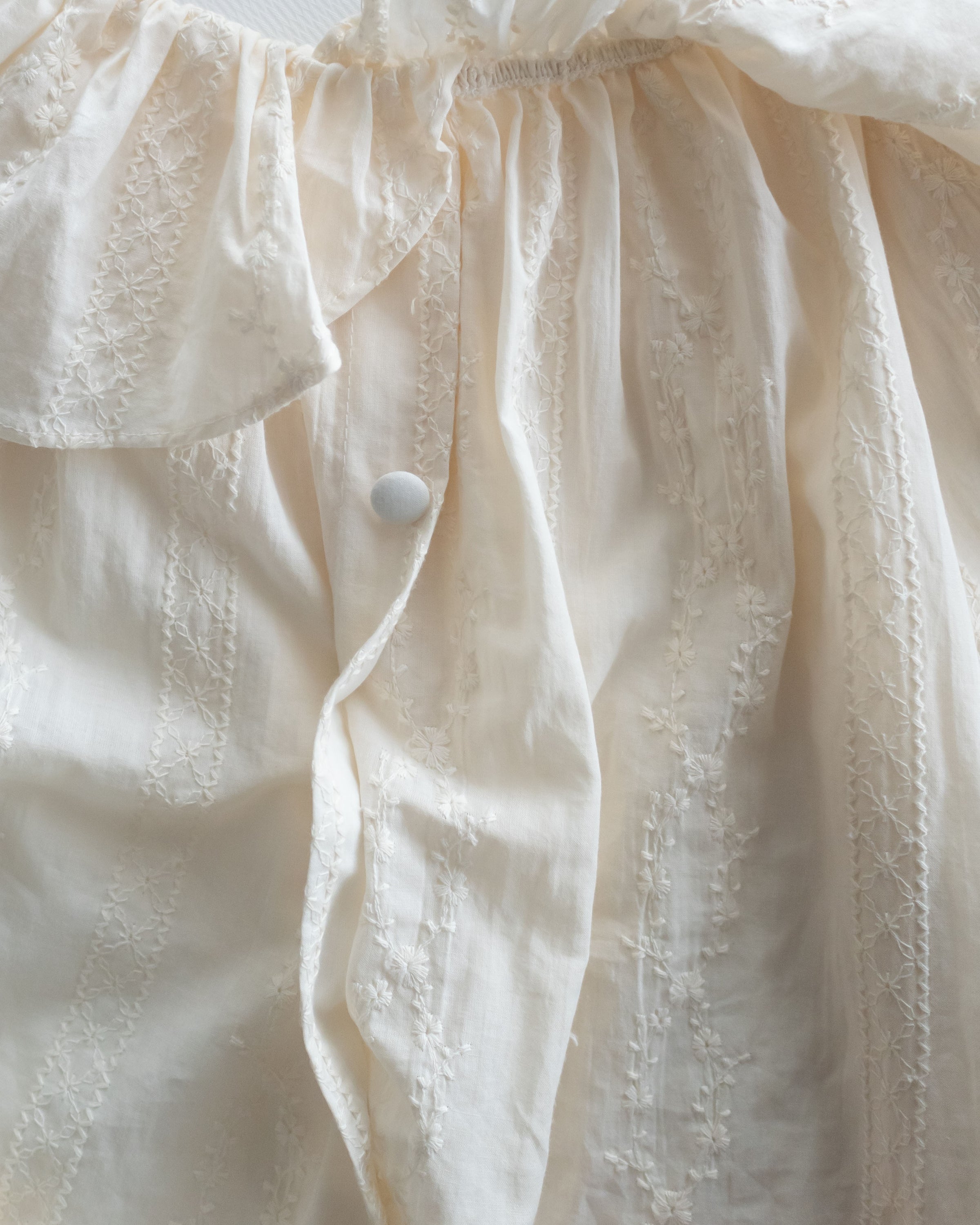 Embroidery Blouse 繡花彈性荷葉領口裝飾鈕扣上衣/ BU9133