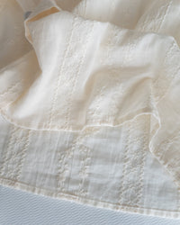 Embroidery Blouse 繡花彈性荷葉領口裝飾鈕扣上衣/ BU9133