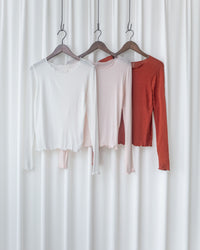 Soft Ruffled Edge Top 柔膚彈力微木耳邊修身打底上衣/ TP9208