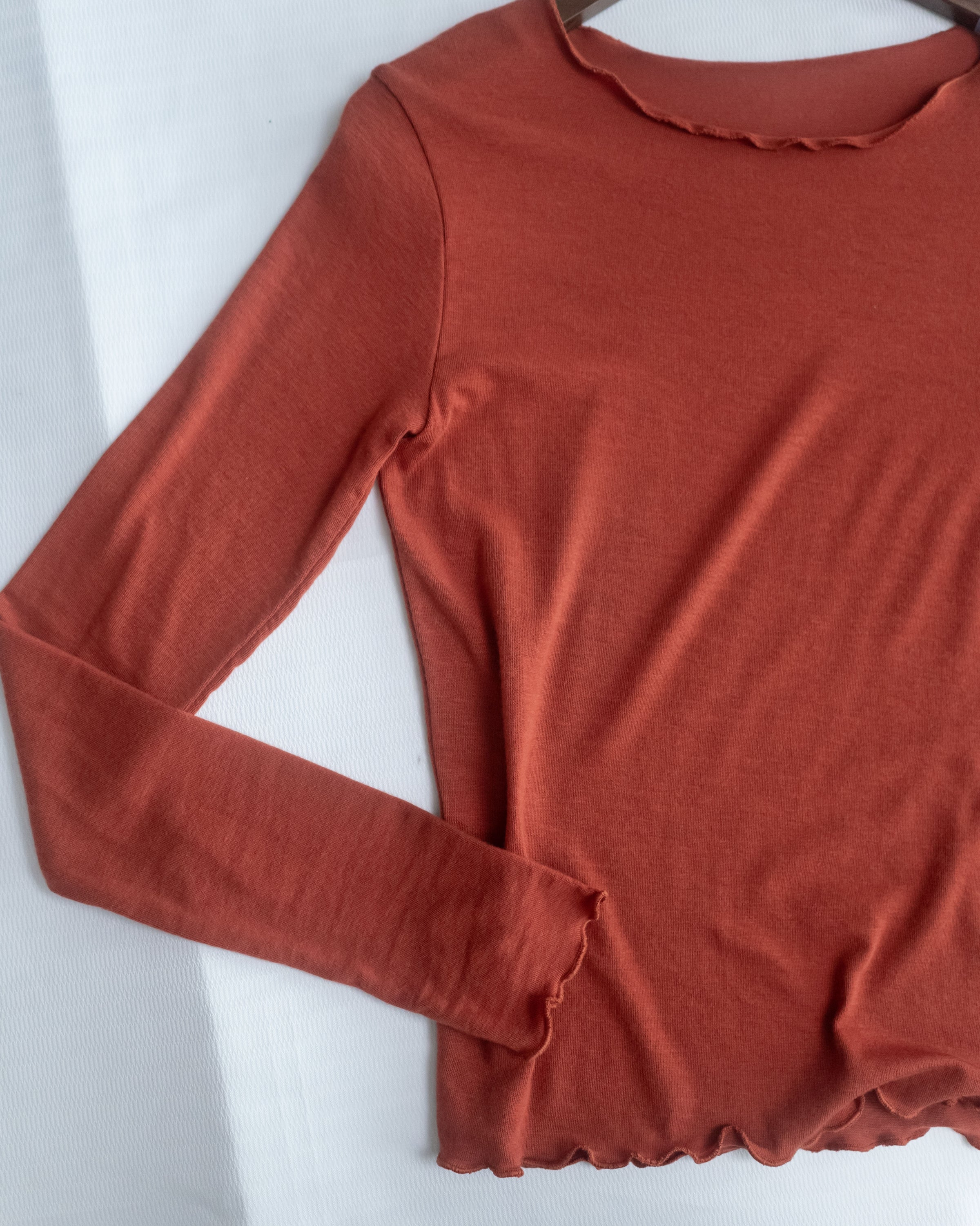 Soft Ruffled Edge Top 柔膚彈力微木耳邊修身打底上衣/ TP9208