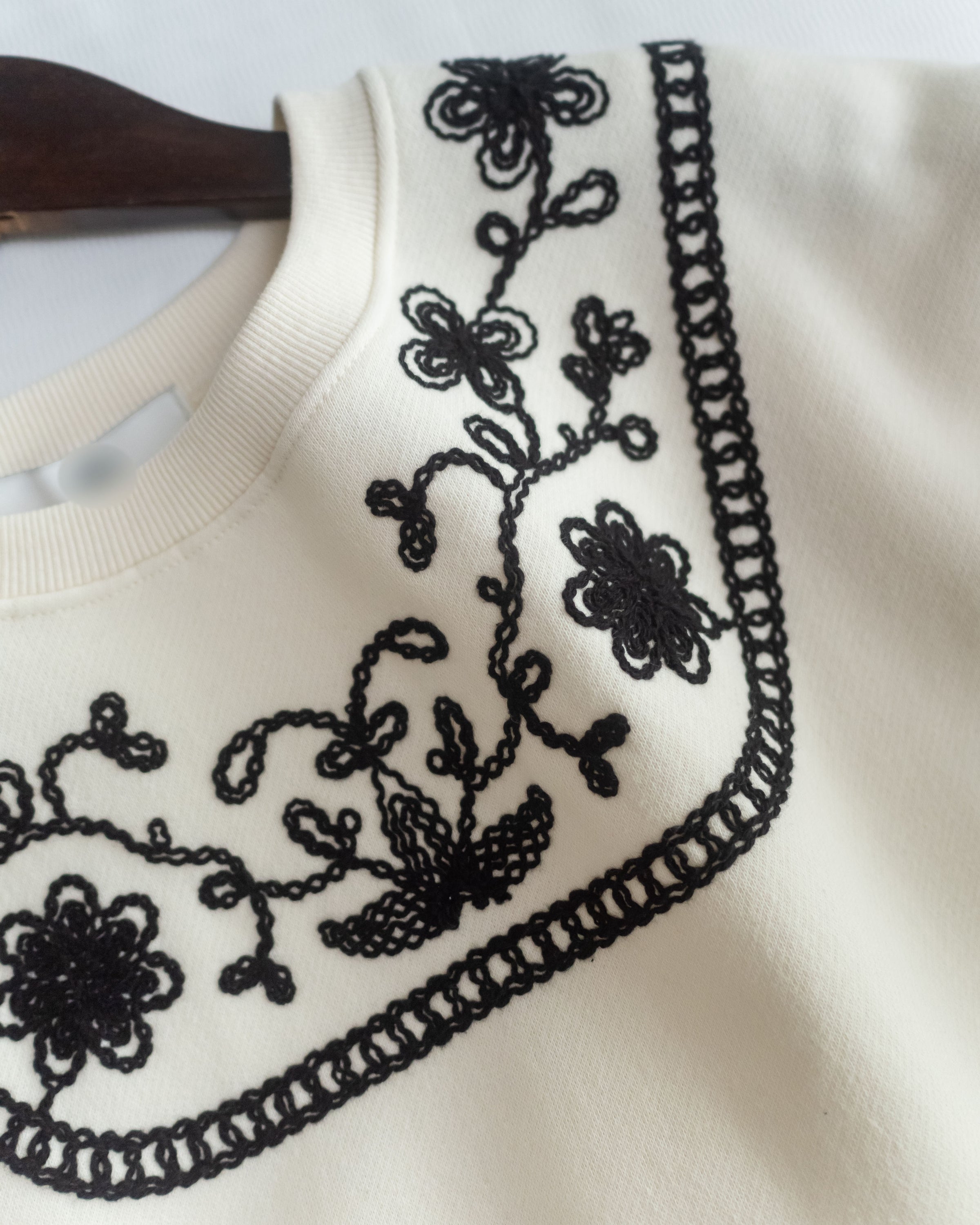 Ethic Embroidered  Pullover 輕復古民族刺繡彈性衛衣/ TP9210