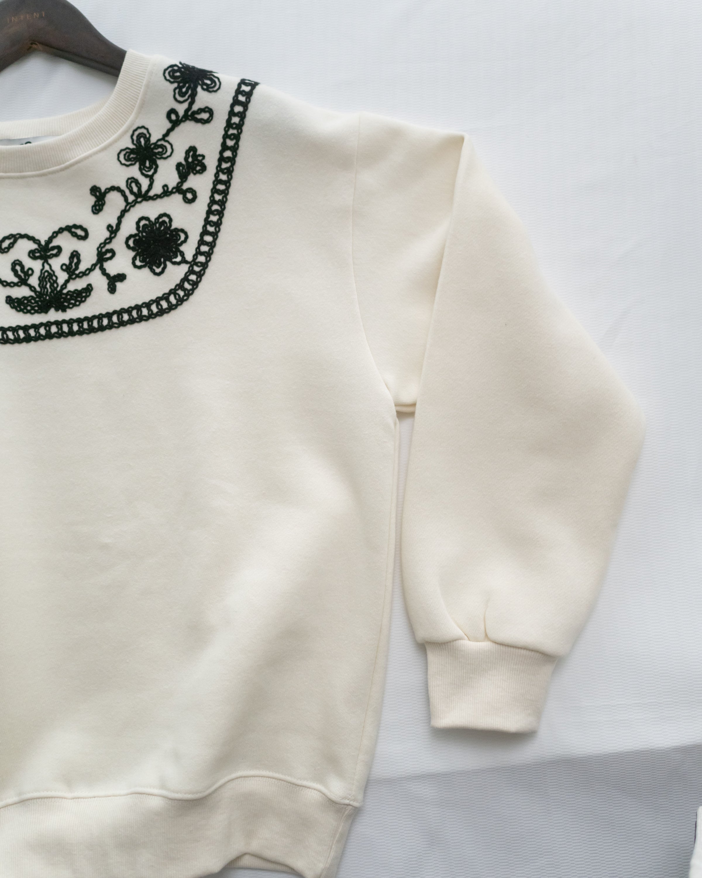 Ethic Embroidered  Pullover 輕復古民族刺繡彈性衛衣/ TP9210