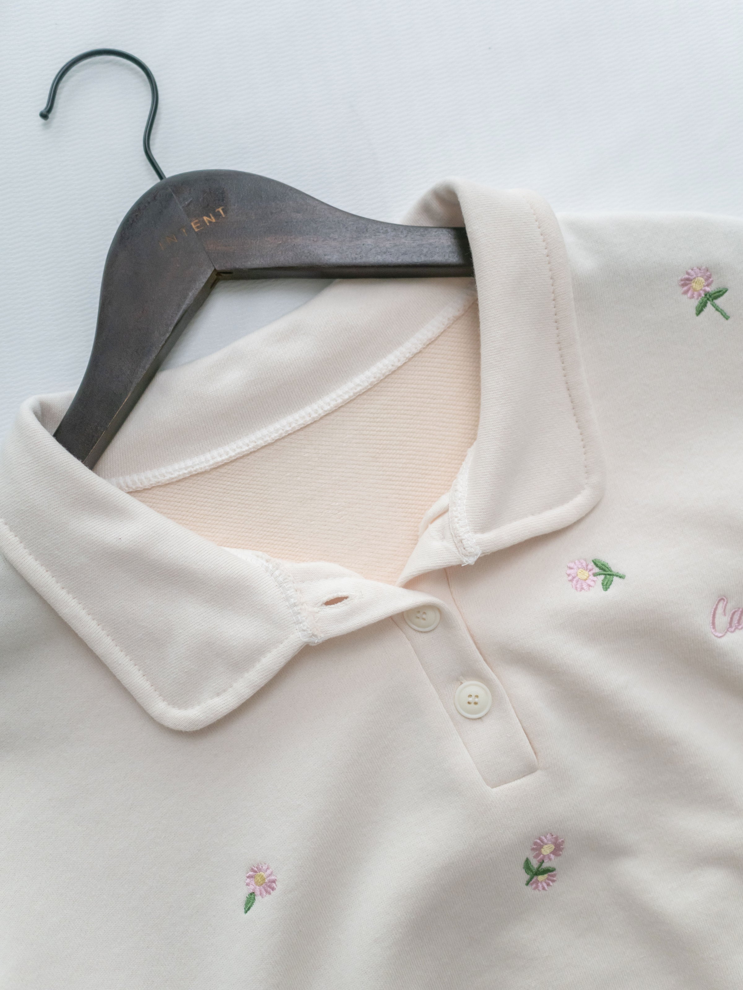 Embroidery Daisy Top  花形刺繡棉質翻領上衣/ TP9212
