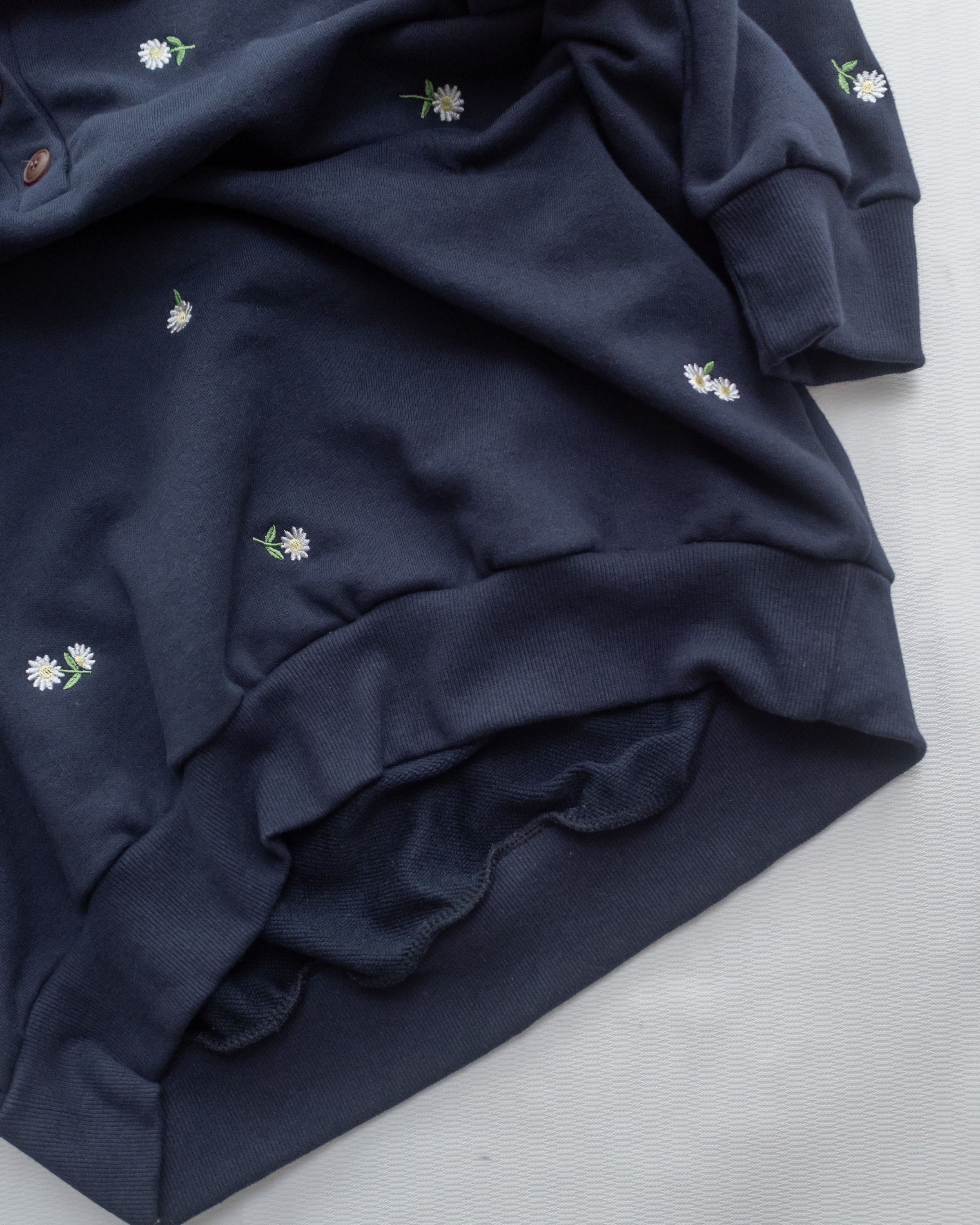 Embroidery Daisy Top  花形刺繡棉質翻領上衣/ TP9212