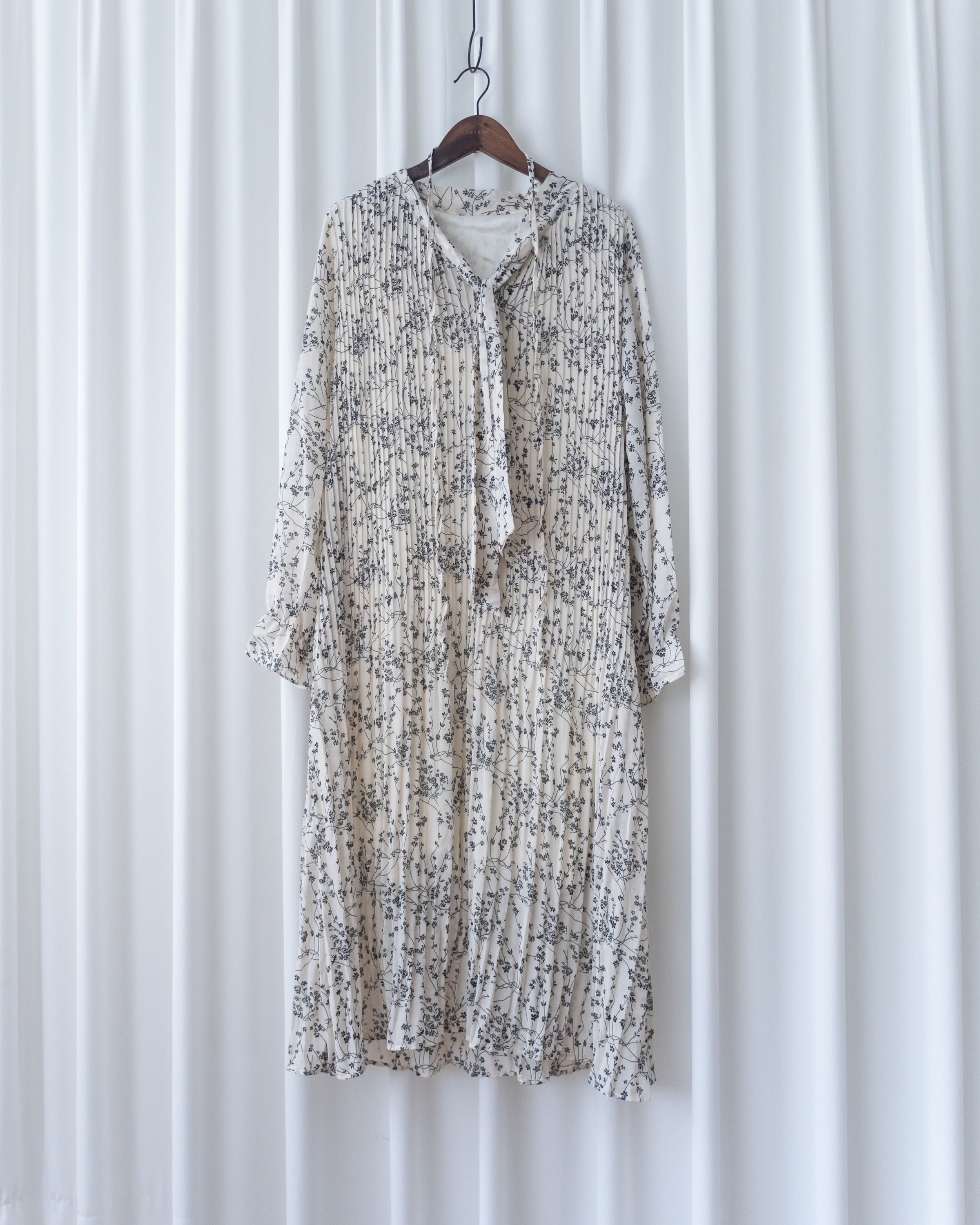 Branches Scarf Pleated Dress 絲帶花枝雙寬度褶紋修腰長裙/ DS1090