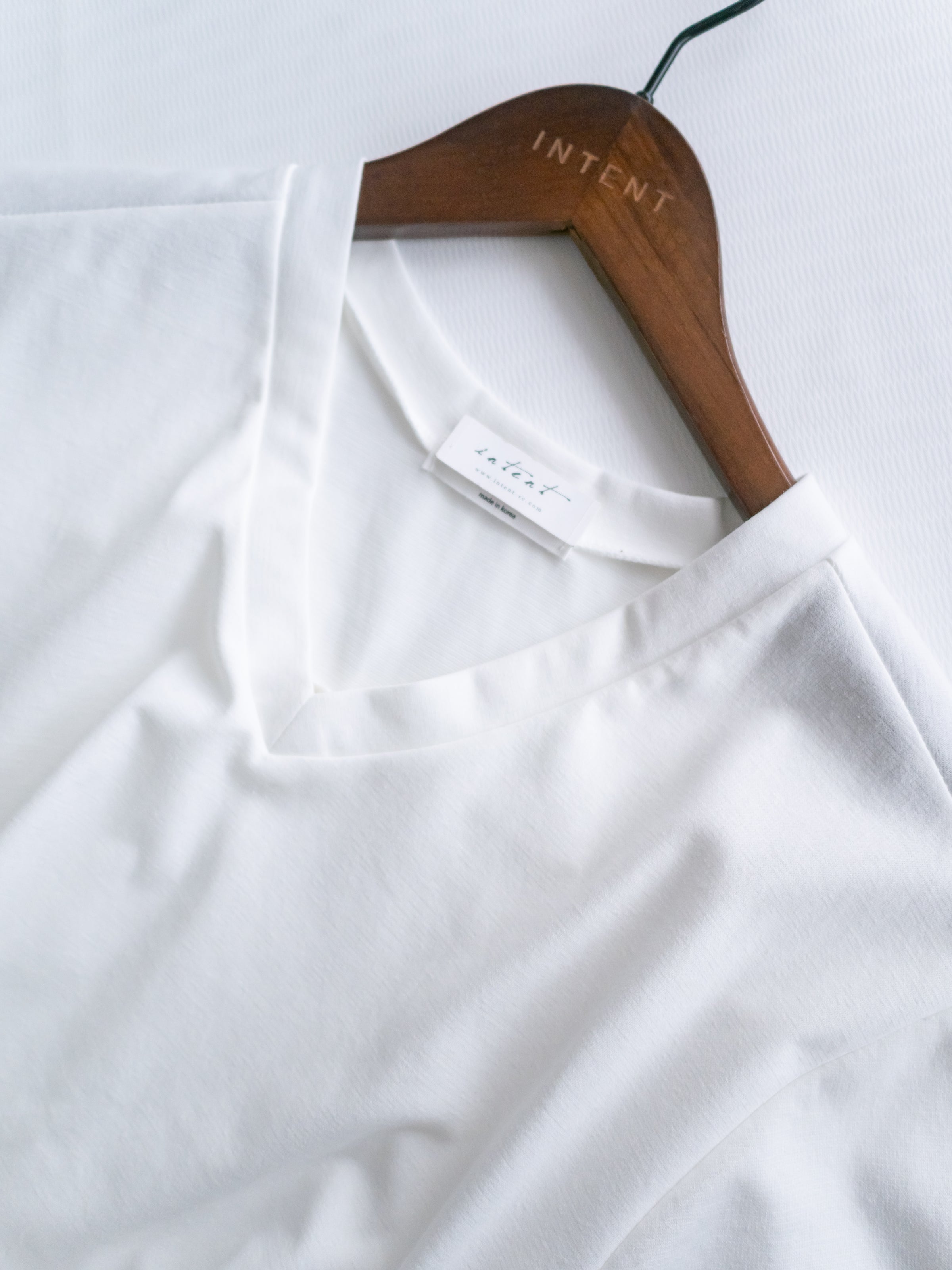 Side pinned V-Neck Tee 側抓褶後開叉V領上衣/ TP9216