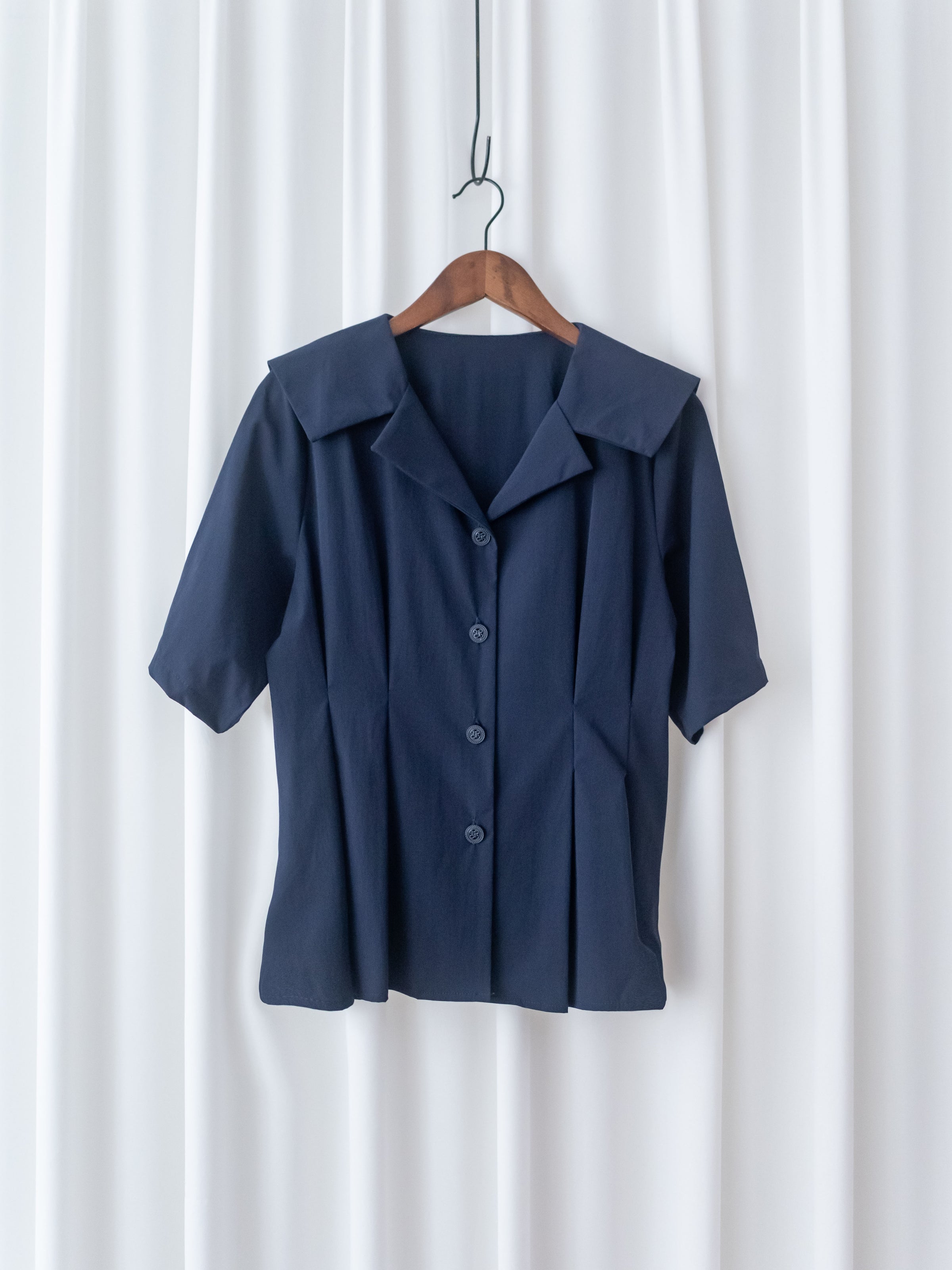 Pleated Waist Blouse 顯白深藍精緻鈕扣翻領修腰上衣/ BU9138