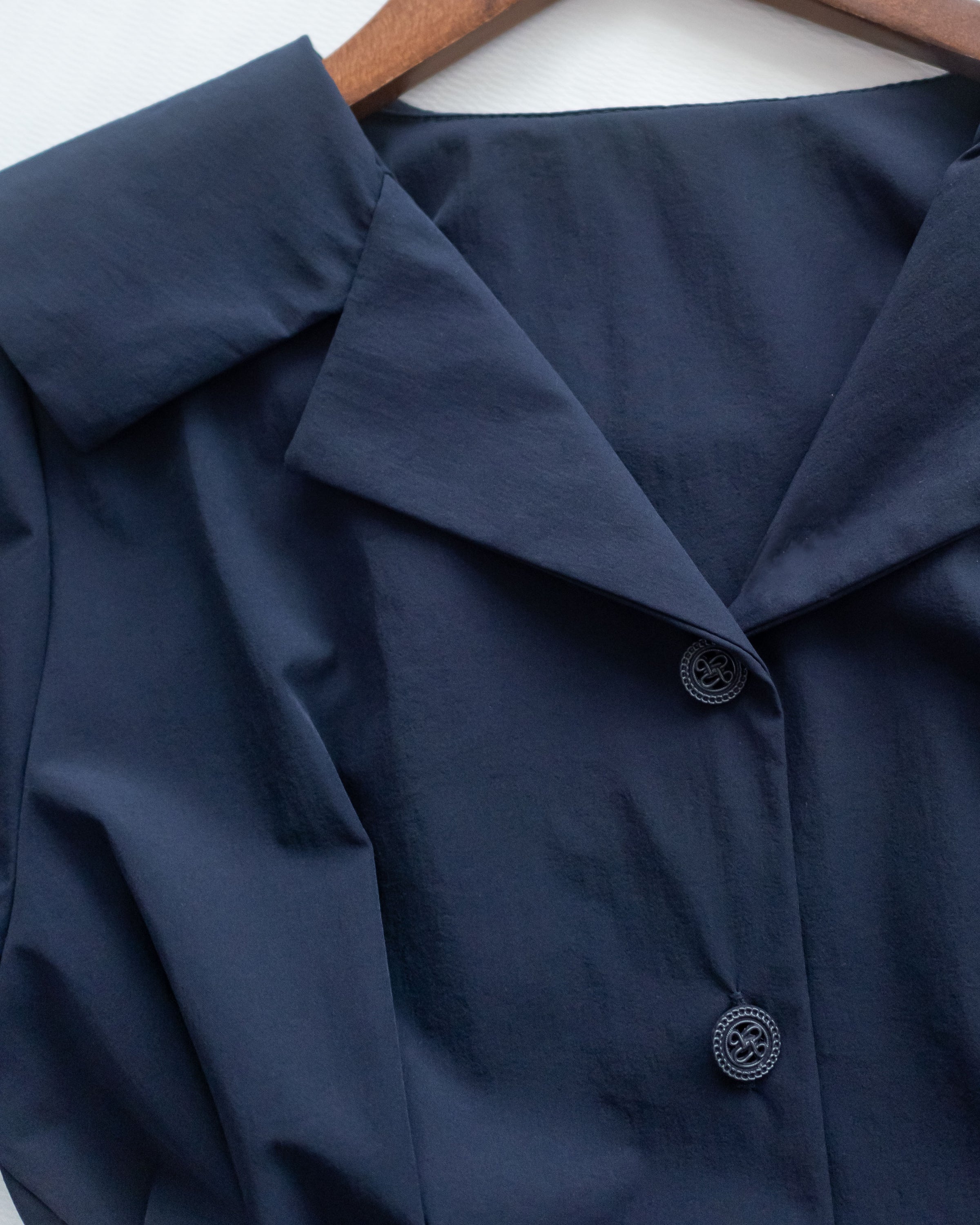 Pleated Waist Blouse 顯白深藍精緻鈕扣翻領修腰上衣/ BU9138