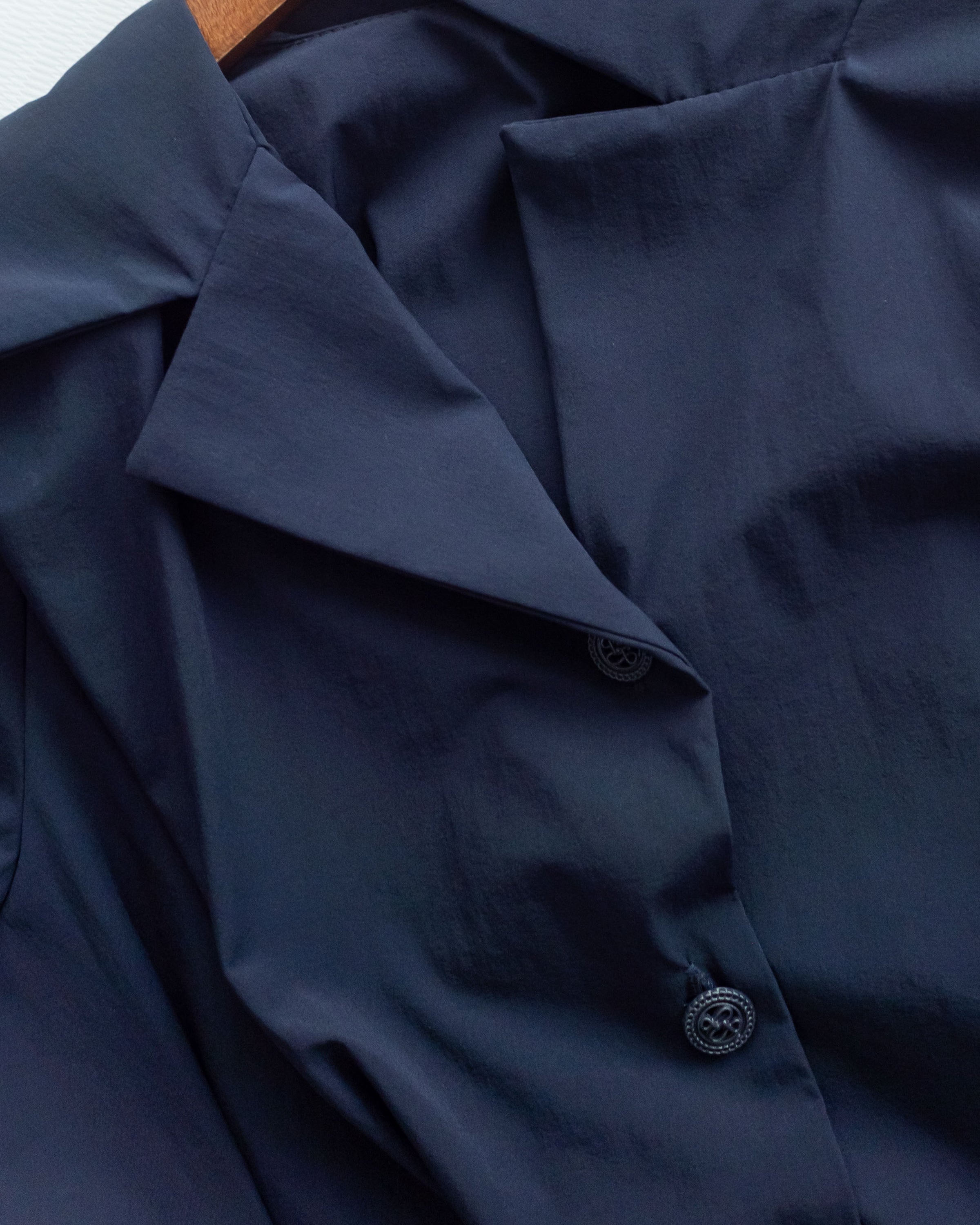 Pleated Waist Blouse 顯白深藍精緻鈕扣翻領修腰上衣/ BU9138