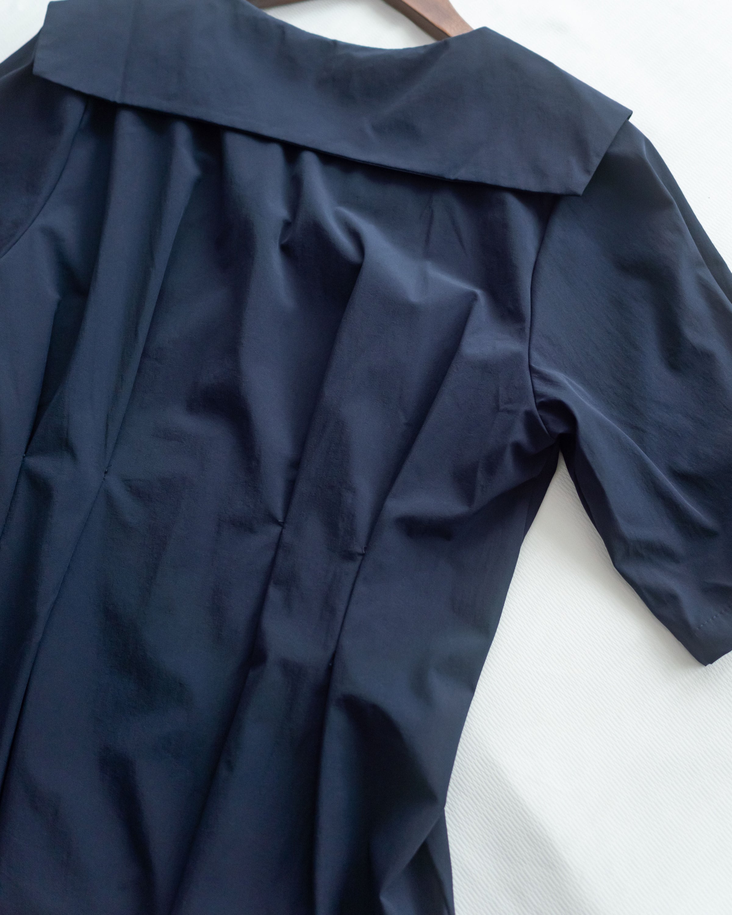 Pleated Waist Blouse 顯白深藍精緻鈕扣翻領修腰上衣/ BU9138