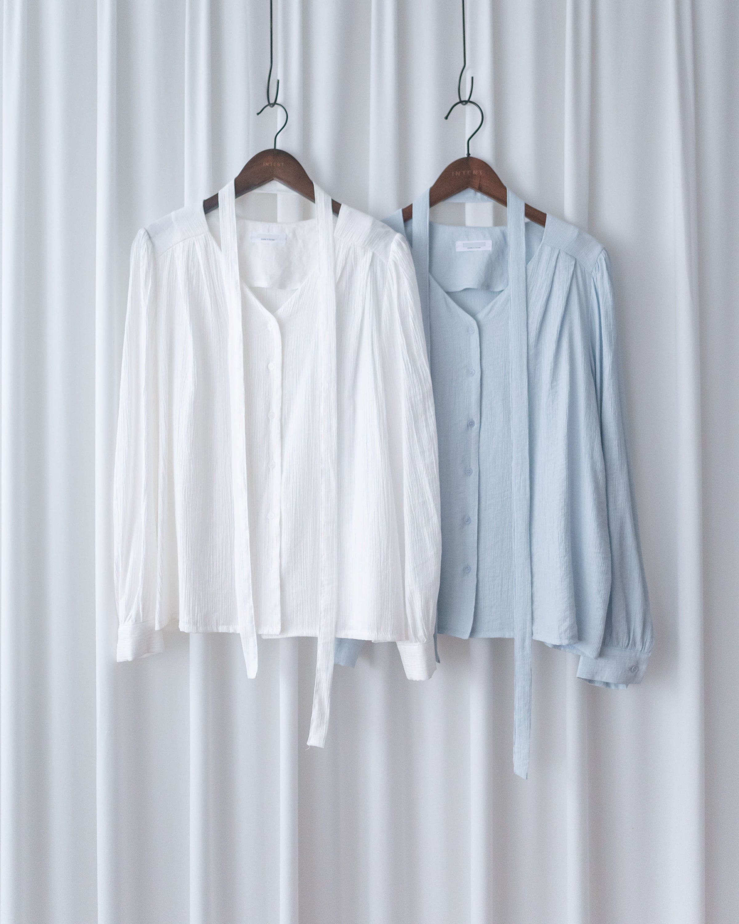 Cloud Touch Blouse 雲朵紋理輕薄v領襯衫/ BU9139