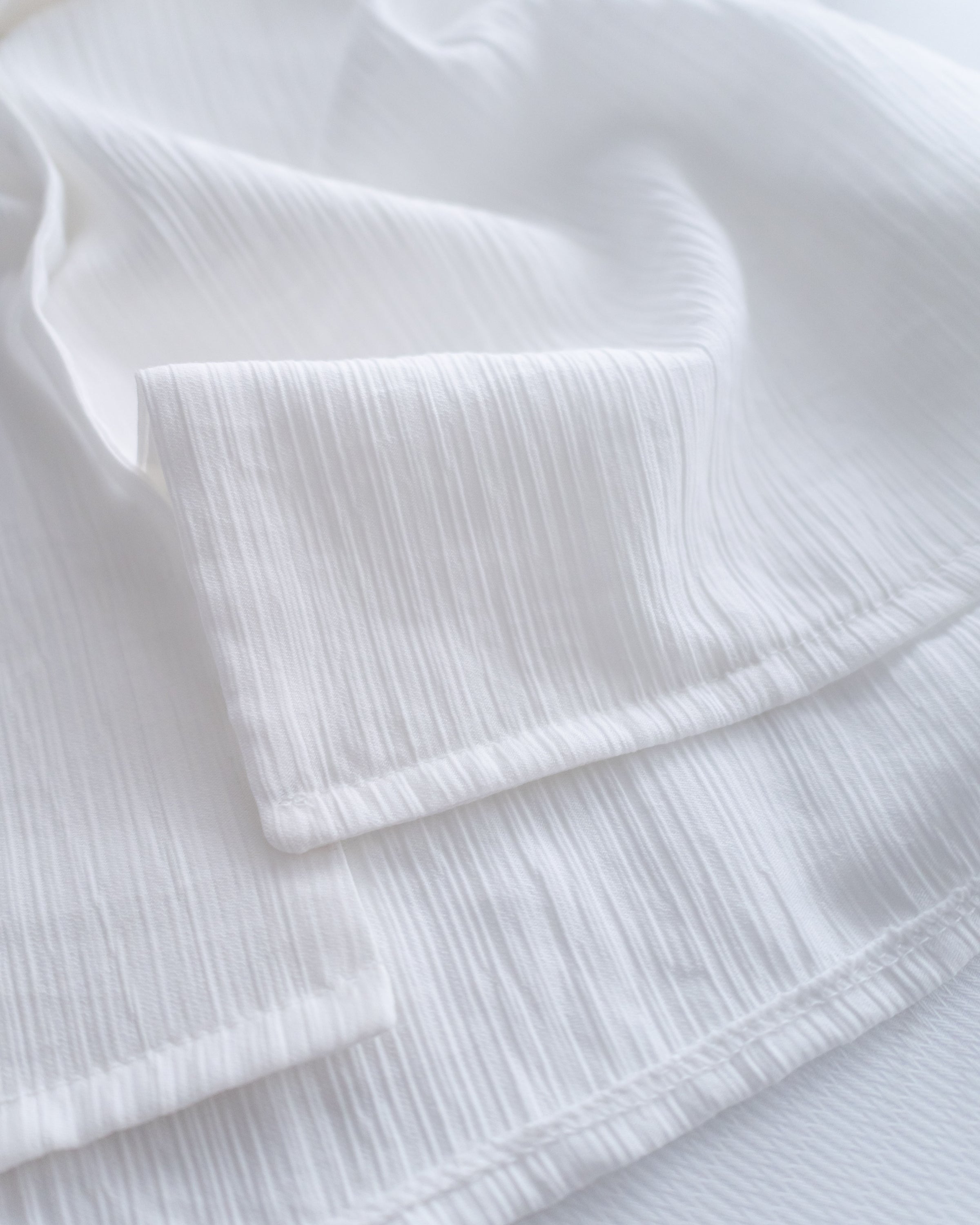 Cloud Touch Blouse 雲朵紋理輕薄v領襯衫/ BU9139