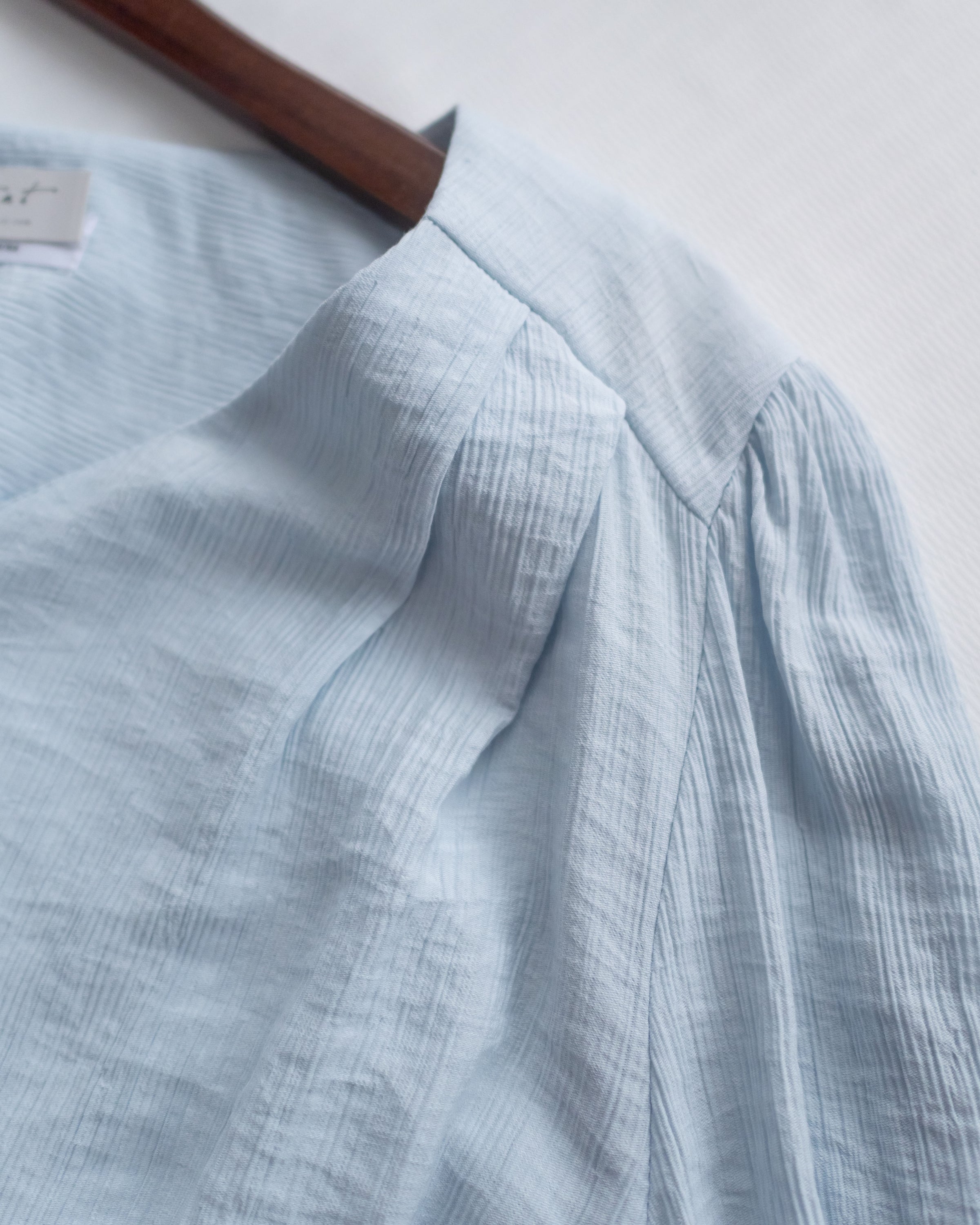 Cloud Touch Blouse 雲朵紋理輕薄v領襯衫/ BU9139