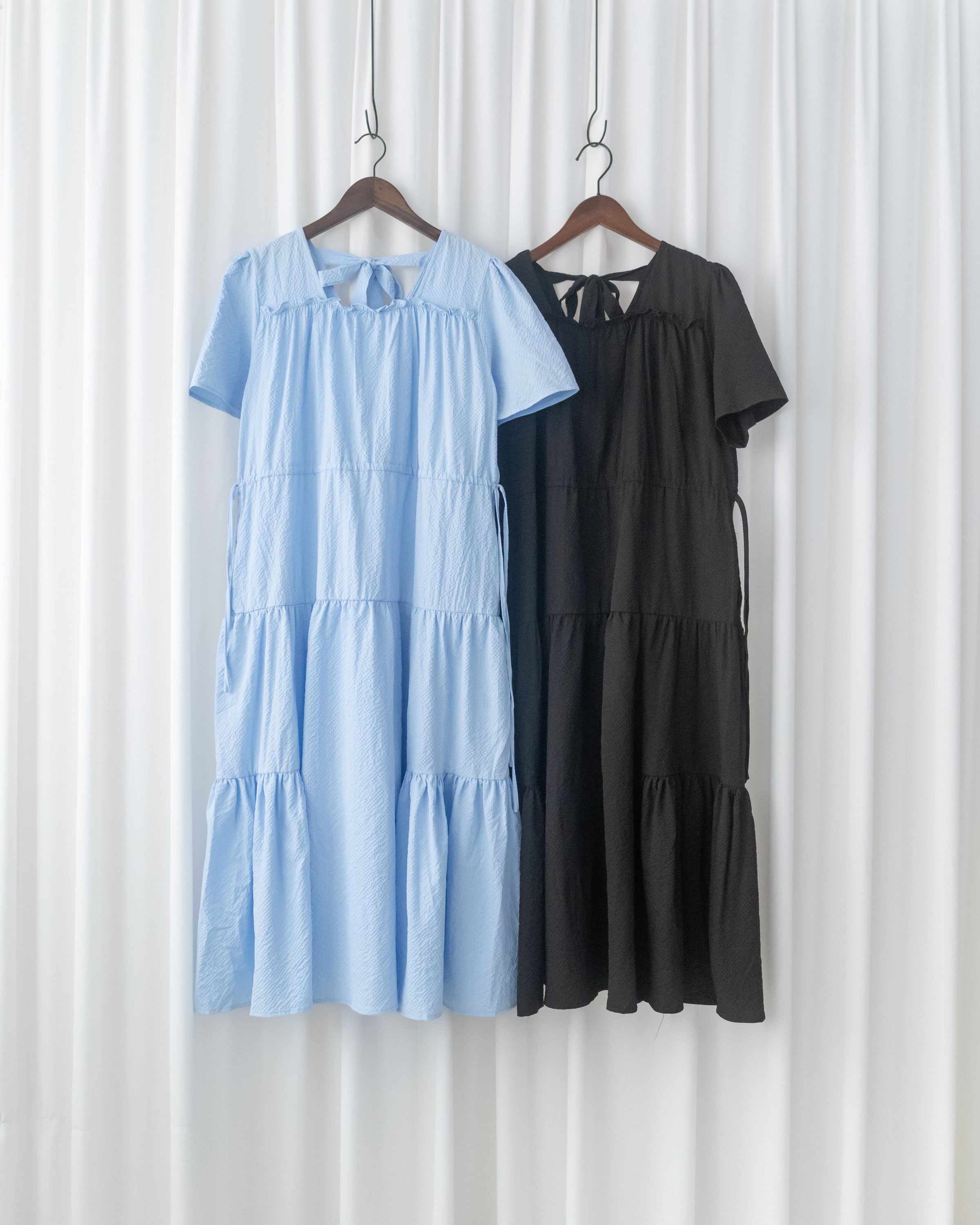 【現貨限量回歸 Black 】 Square Collar Back-Tie Dress 質感壓紋方領層次綁帶連身裙/ DS1112