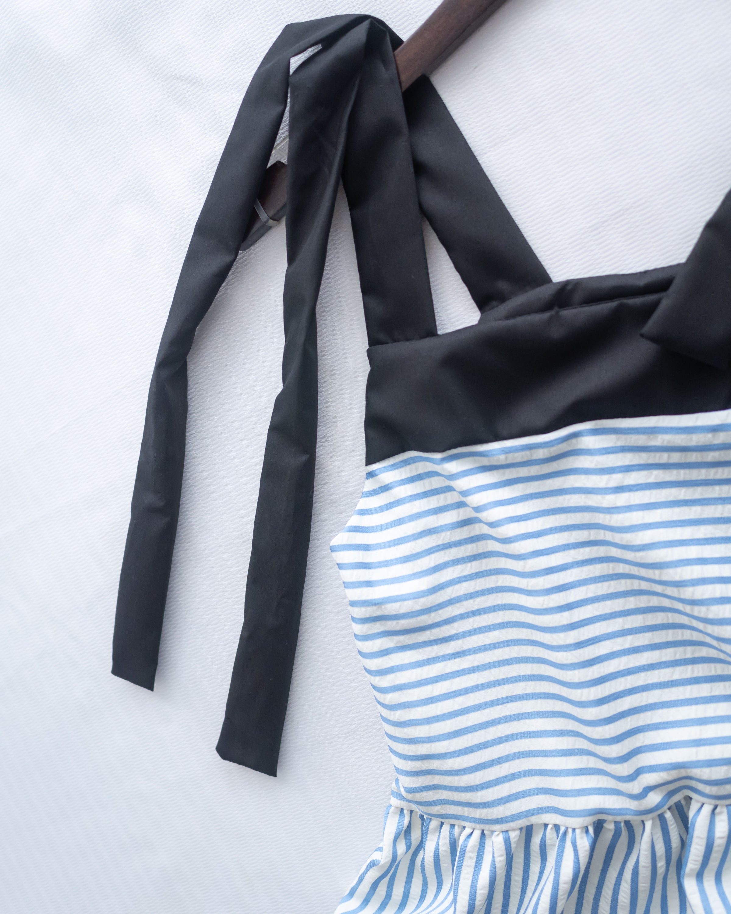 Striped Ribbon Dress 藍白拼黑色平口蝴蝶結傘形連身裙/ DS1109