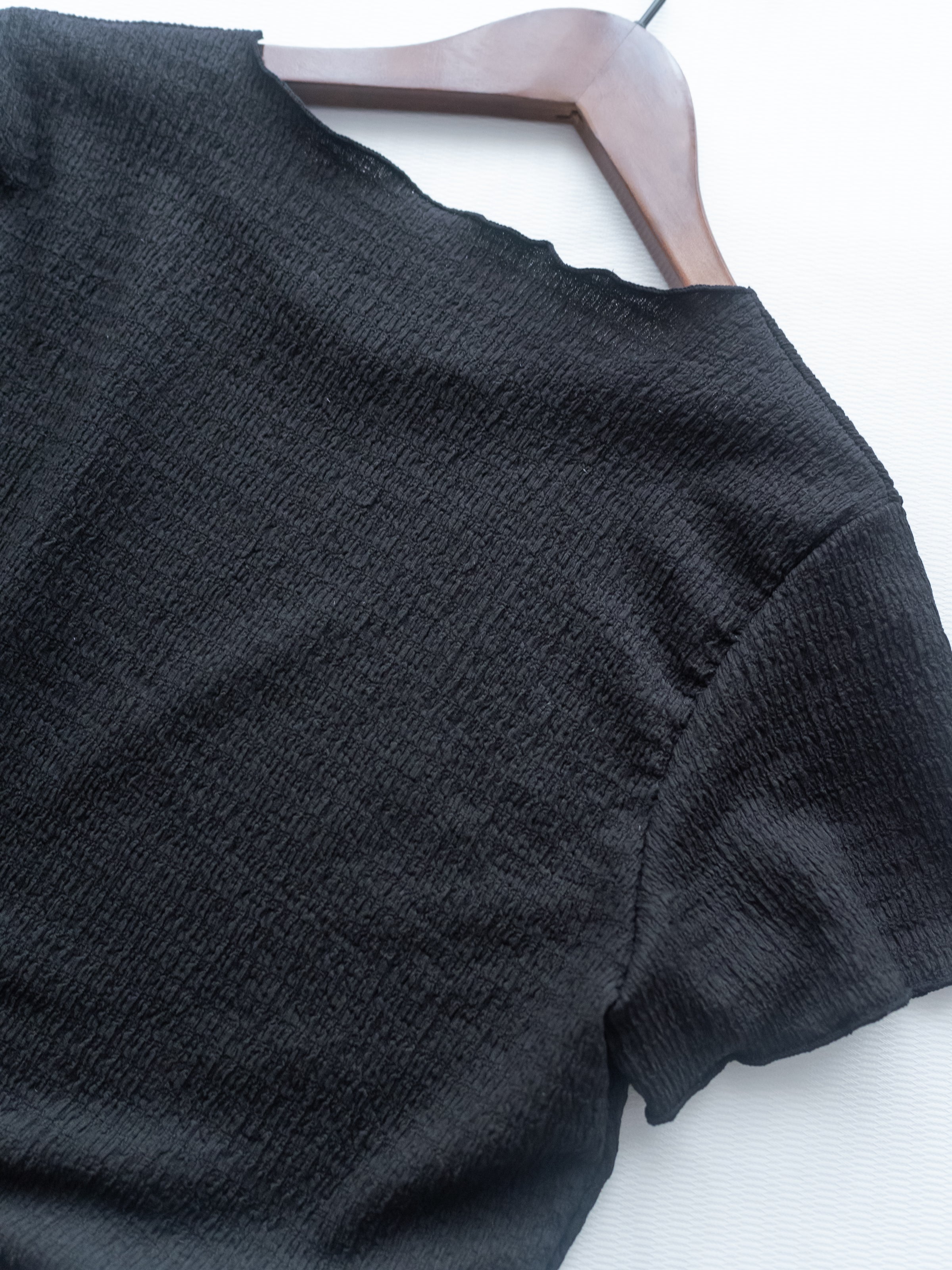 Wavy Edge Blouse 精緻暗紋波浪邊線彈性上衣/ TP9229