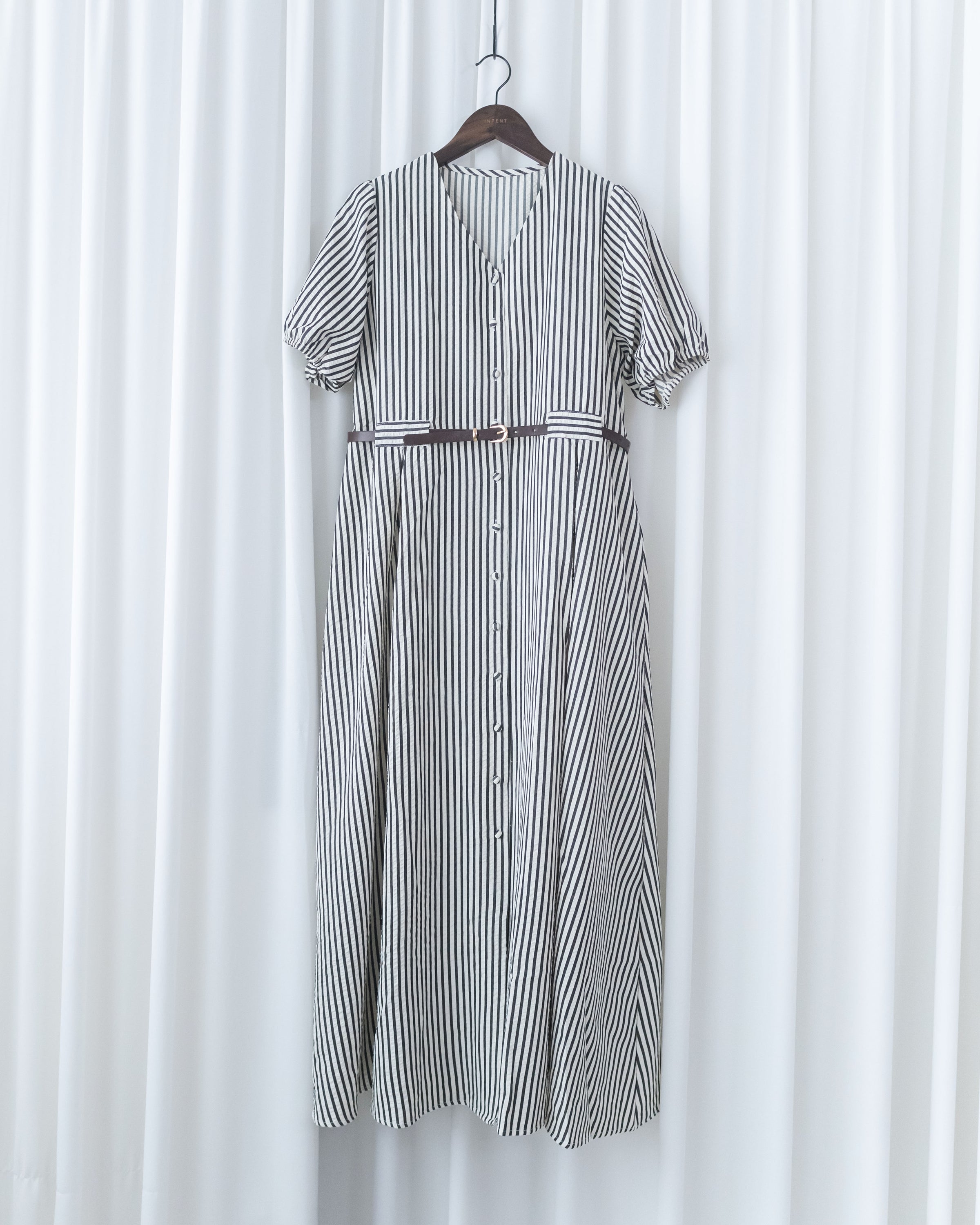 Stripe Belted Dress 流線開孔金扣腰帶直條紋修腰連身裙/ DS1115