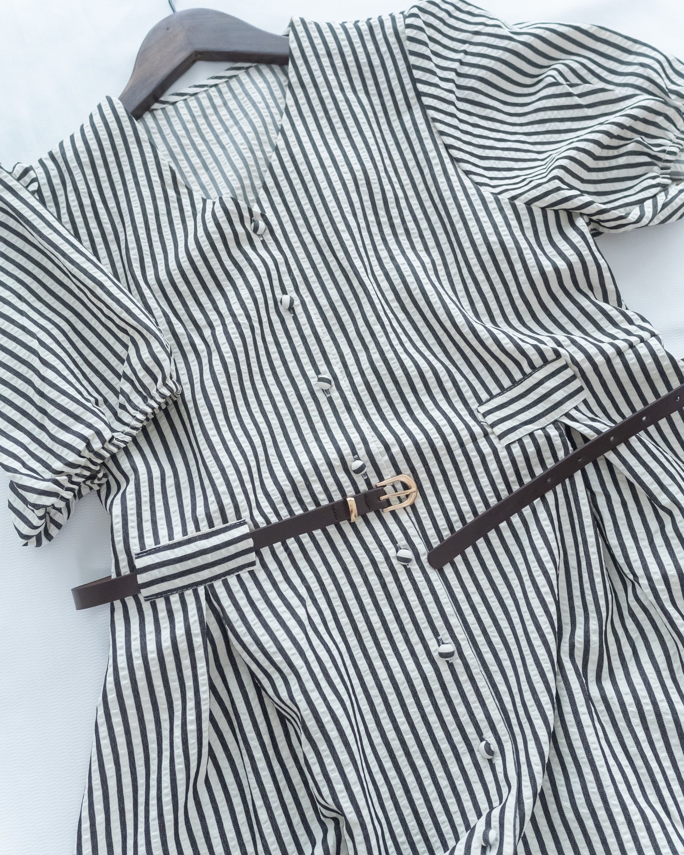 Stripe Belted Dress 流線開孔金扣腰帶直條紋修腰連身裙/ DS1115