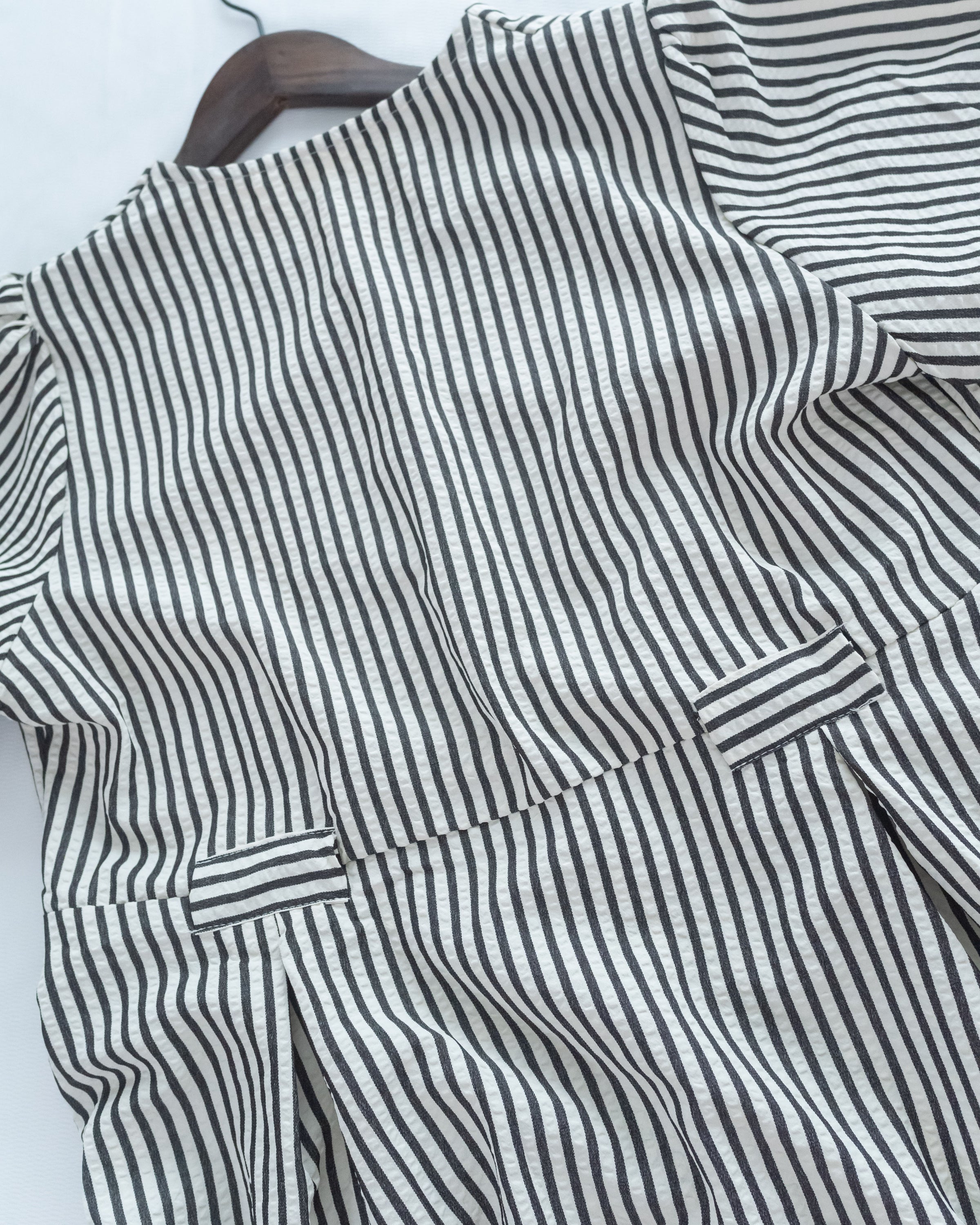 Stripe Belted Dress 流線開孔金扣腰帶直條紋修腰連身裙/ DS1115