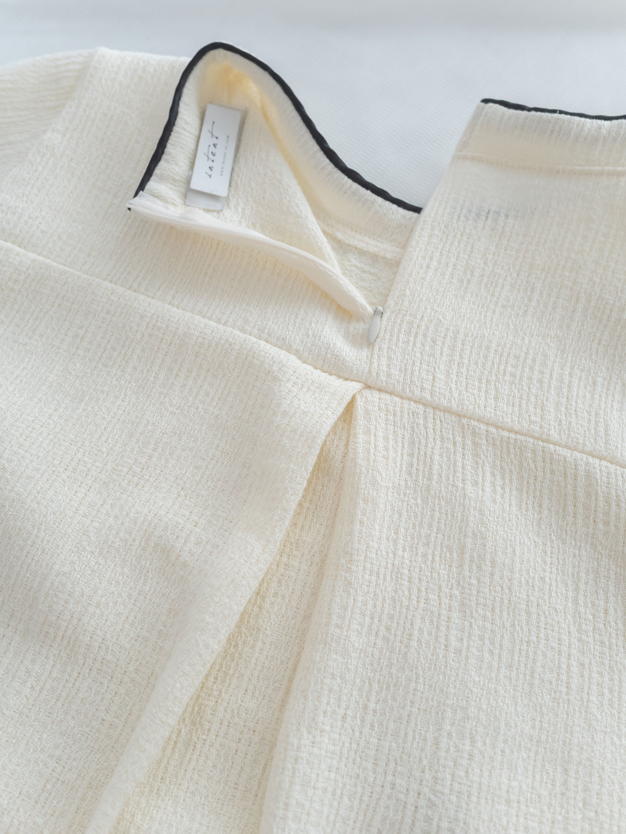 Classic Mono Blouse 經典黑白微立領弧形衣尾修身上衣/ TP9222 （pre-order 5月28截單)