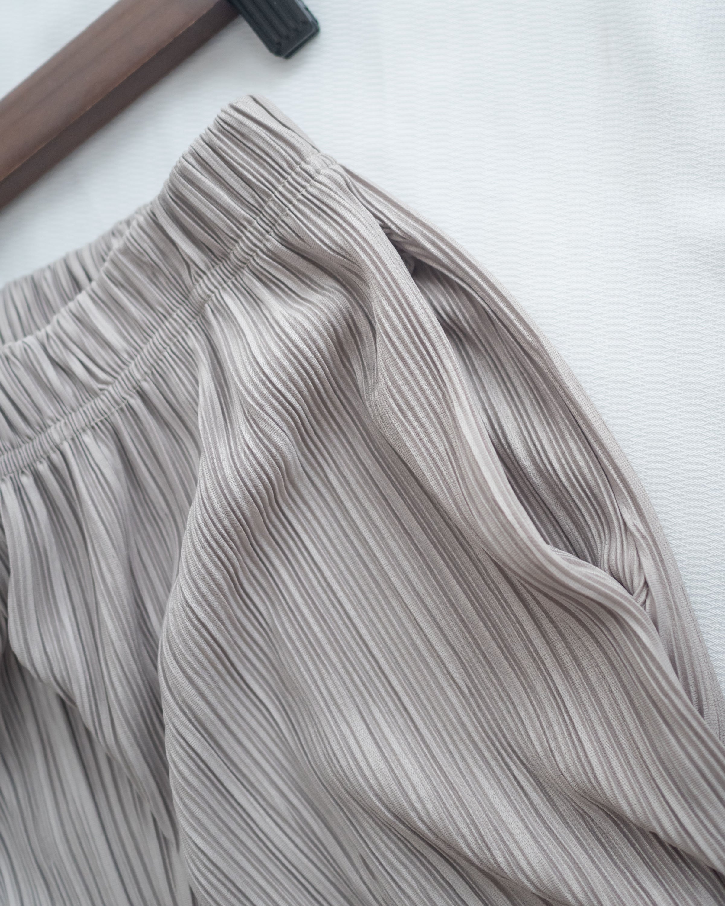 Pleated Shimmer Skirt 微光澤防皺顯瘦直條紋口袋長裙/ SK8943 (pre-order black)