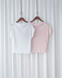 Pleated Blouse 微光澤壓褶船領上衣/ TP9230