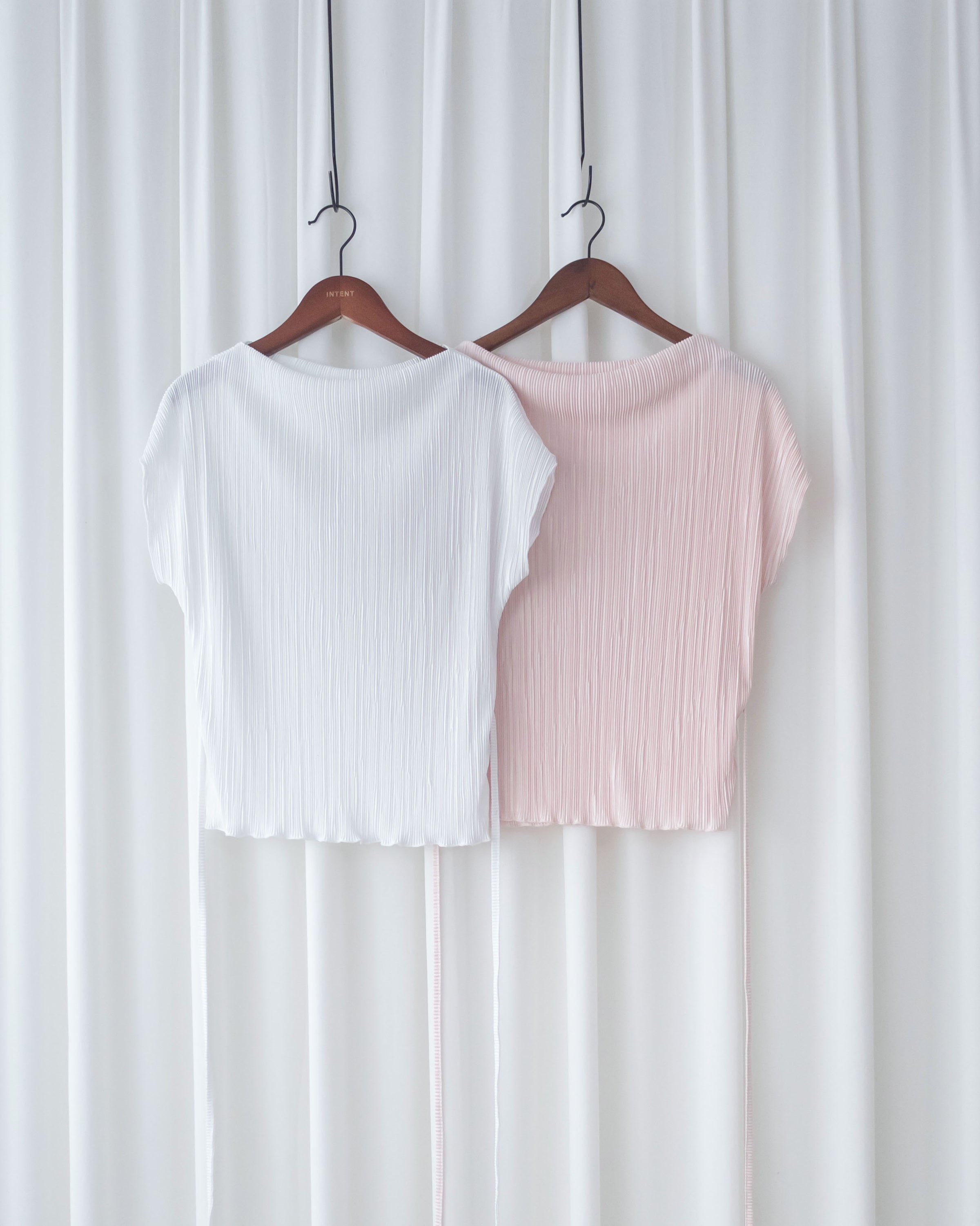 Pleated Blouse 微光澤壓褶船領上衣/ TP9230