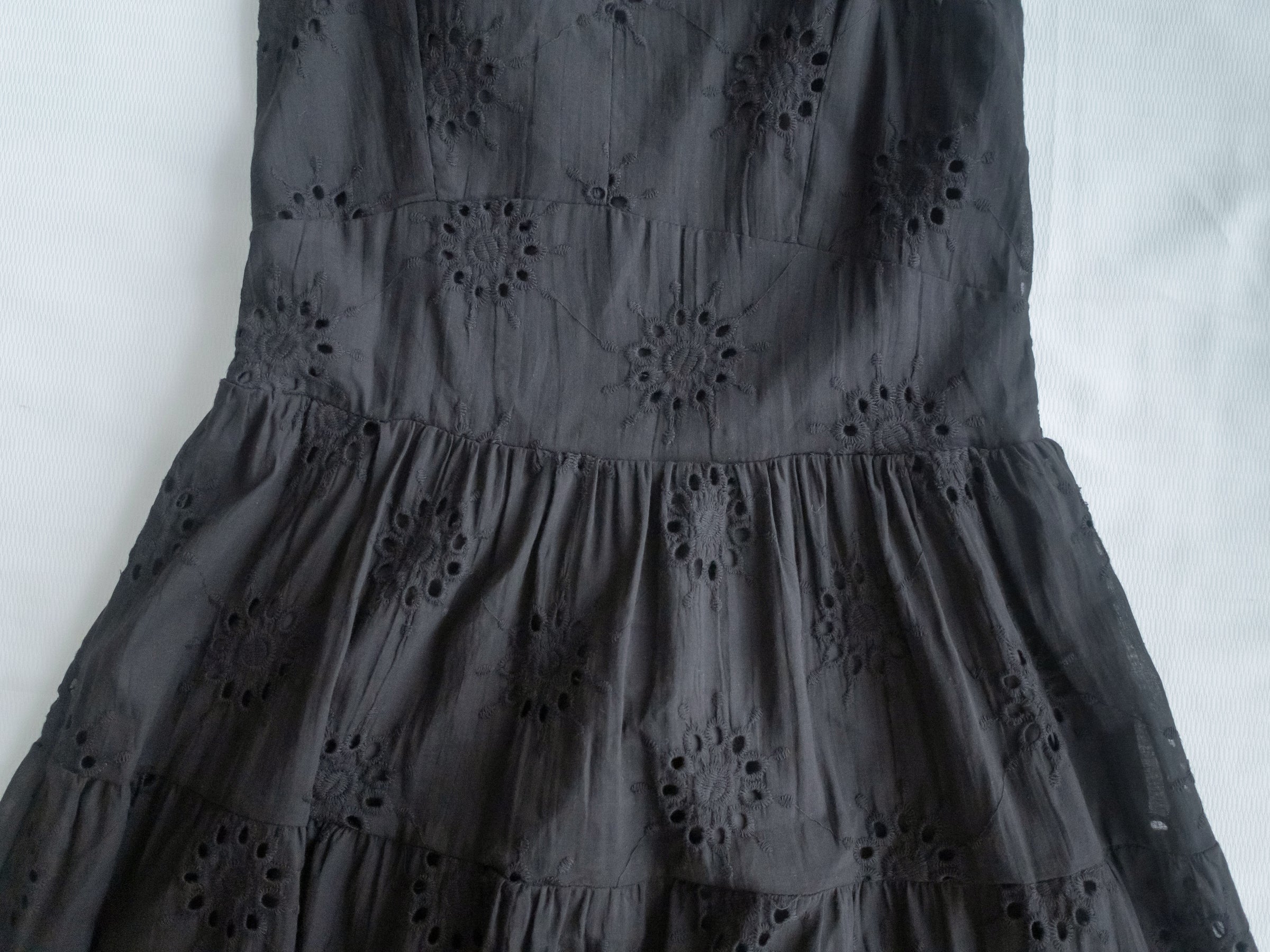 Daisy Embroidered Dress 鏤空刺繡彈性修身傘形連身裙/ DS1138