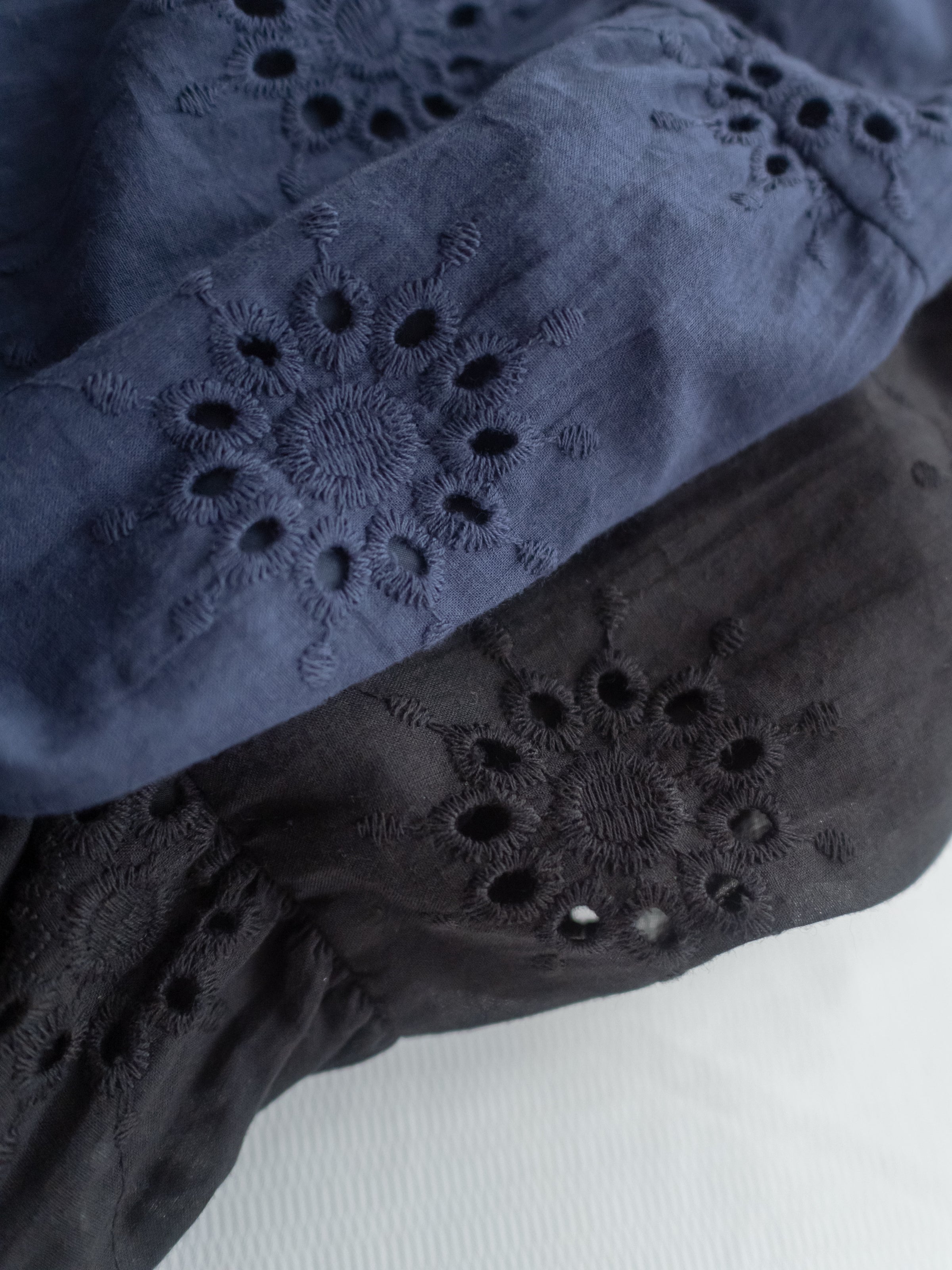 Daisy Embroidered Dress 鏤空刺繡彈性修身傘形連身裙/ DS1138