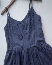 Daisy Embroidered Dress 鏤空刺繡彈性修身傘形連身裙/ DS1138
