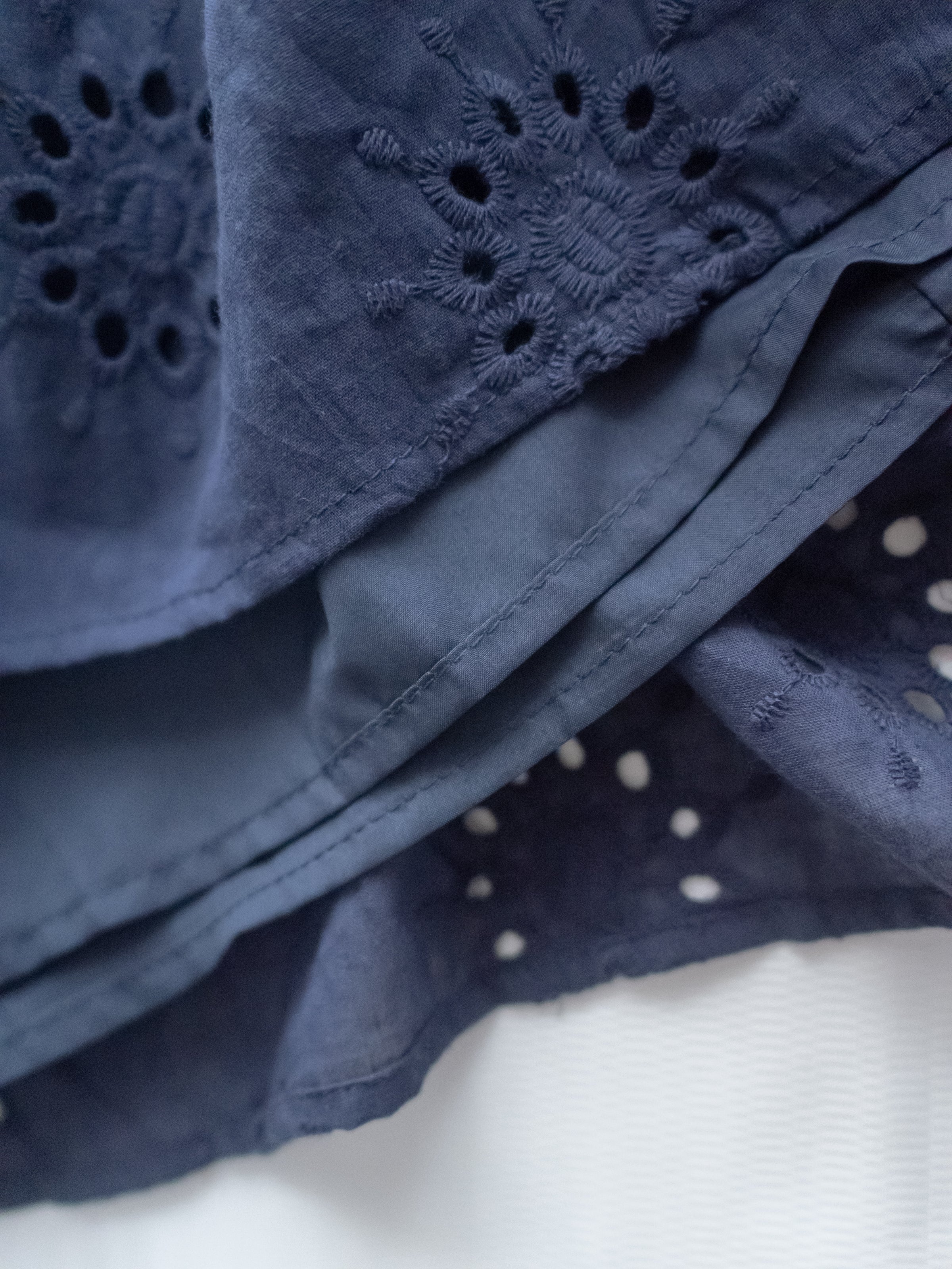 Daisy Embroidered Dress 鏤空刺繡彈性修身傘形連身裙/ DS1138