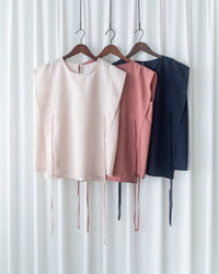 Side Ribbon Blouse 輕盈織紋雙側綁帶後金釦上衣/BU9144