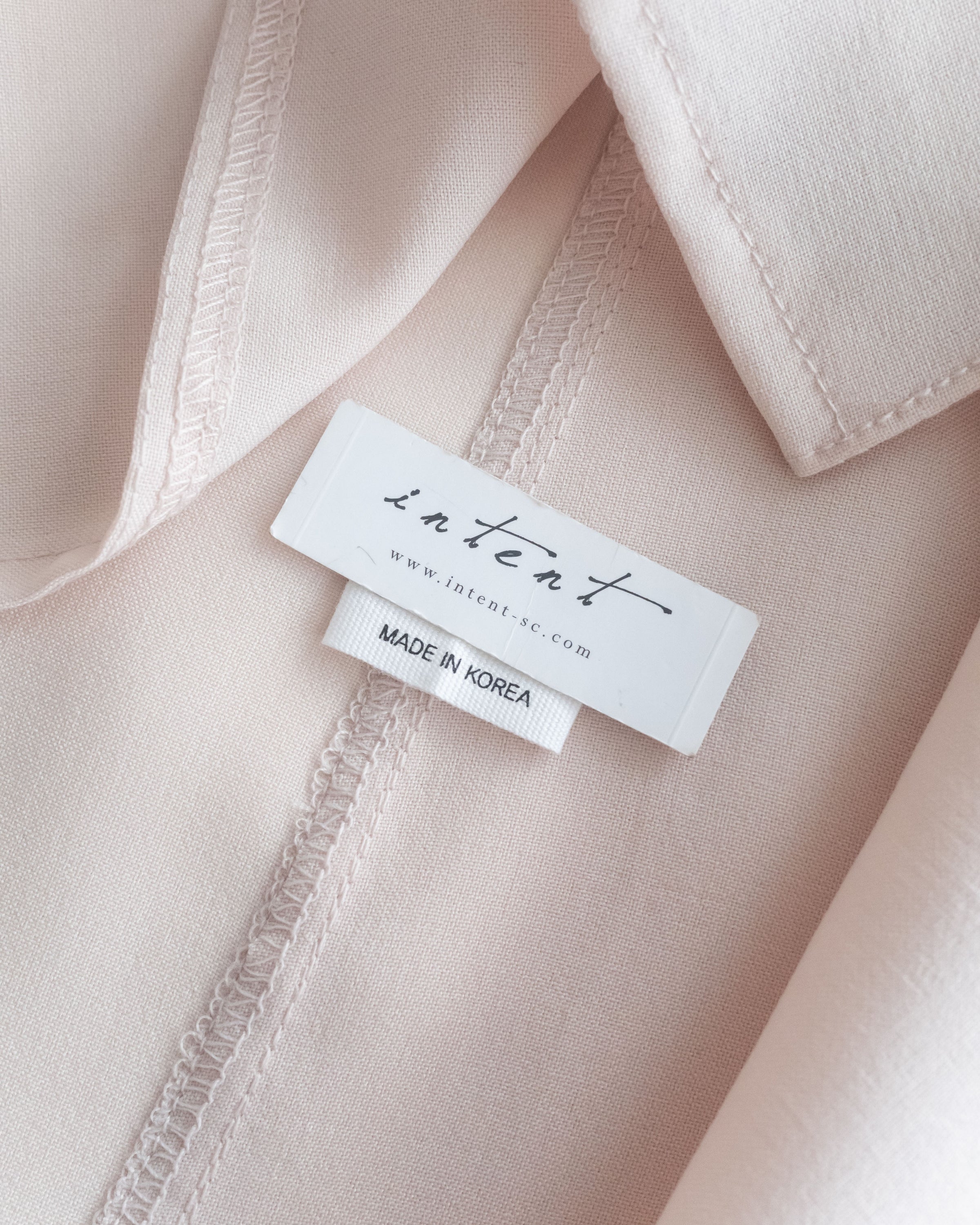 Side Ribbon Blouse 輕盈織紋雙側綁帶後金釦上衣/BU9144