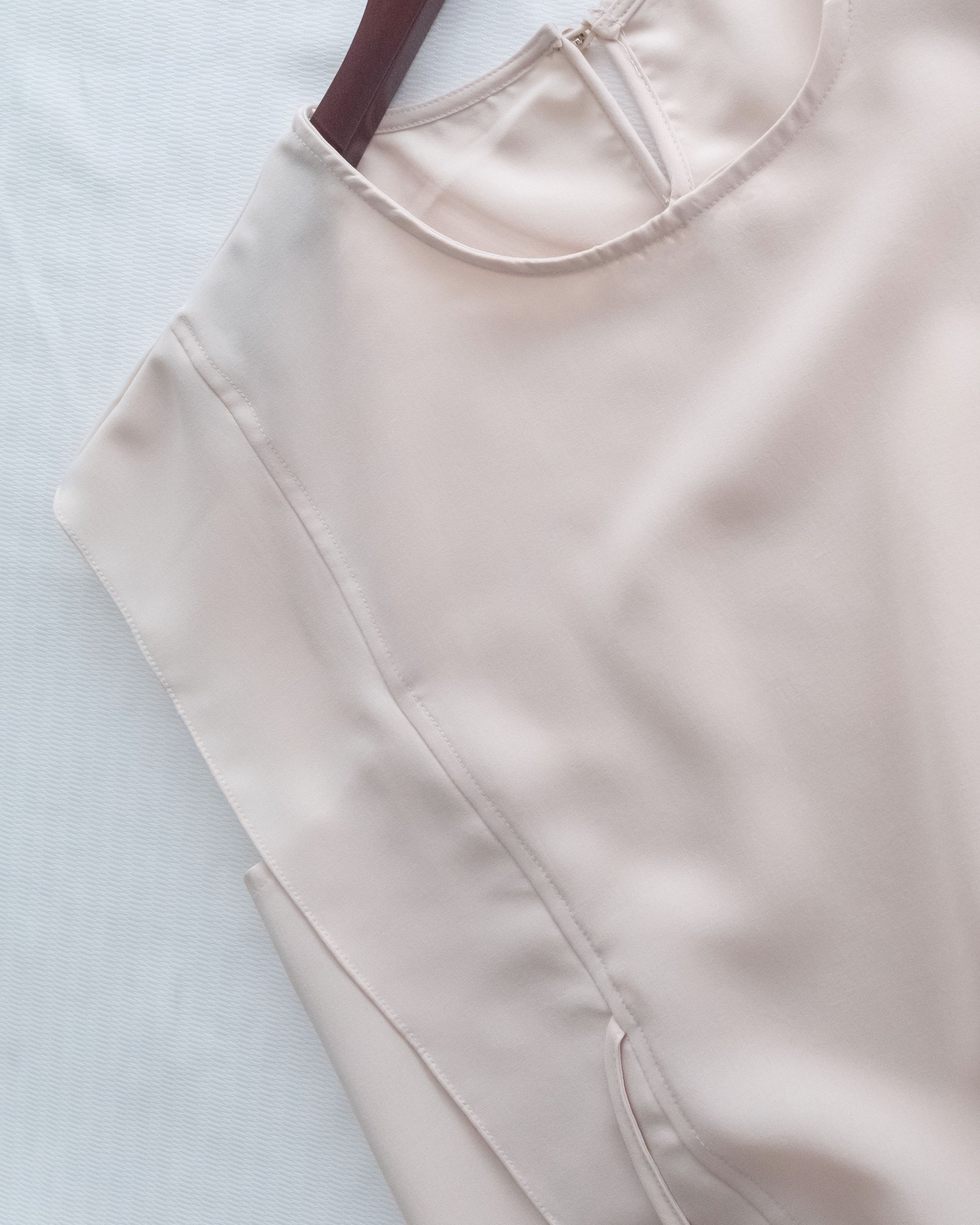 Side Ribbon Blouse 輕盈織紋雙側綁帶後金釦上衣/BU9144