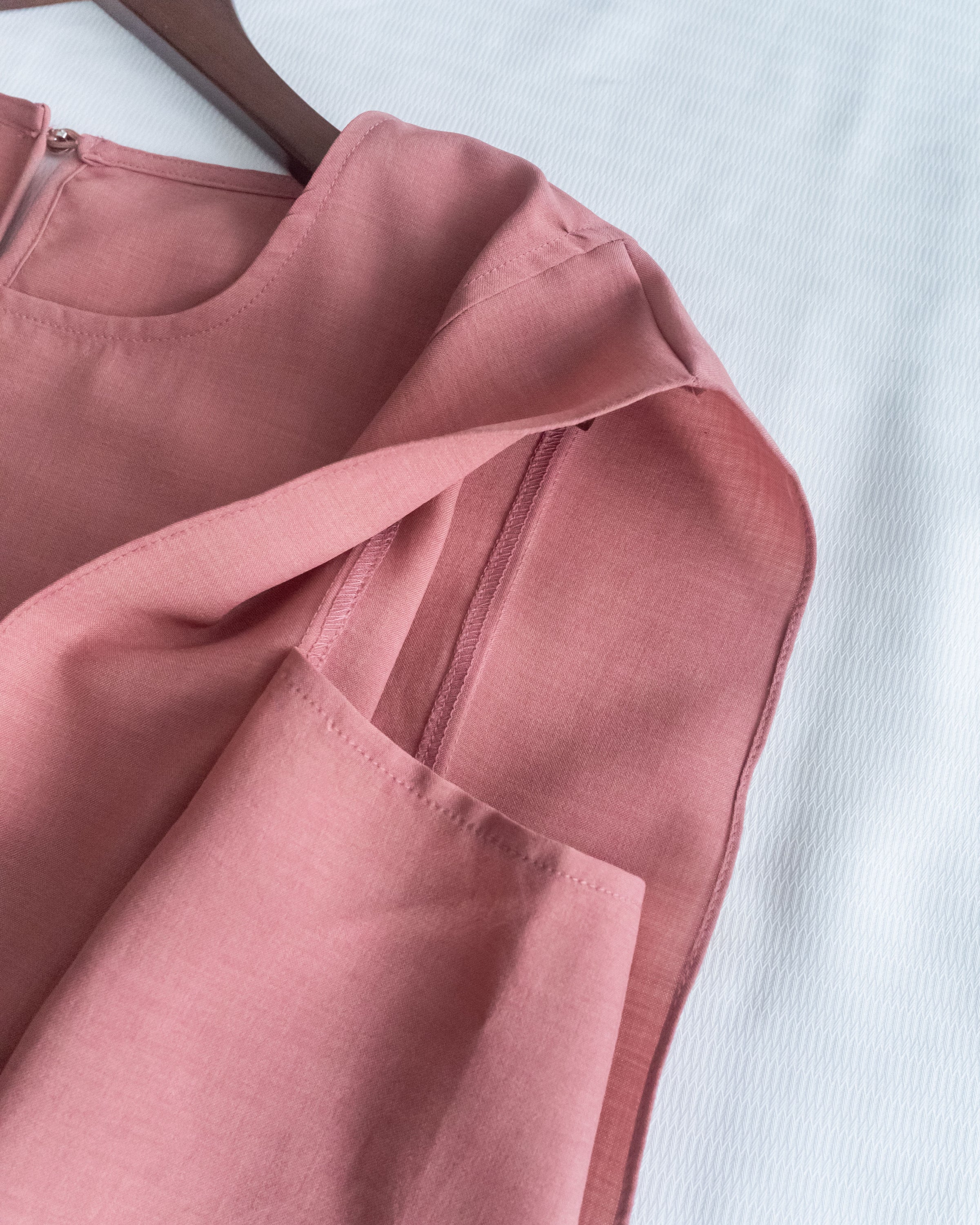 Side Ribbon Blouse 輕盈織紋雙側綁帶後金釦上衣/BU9144