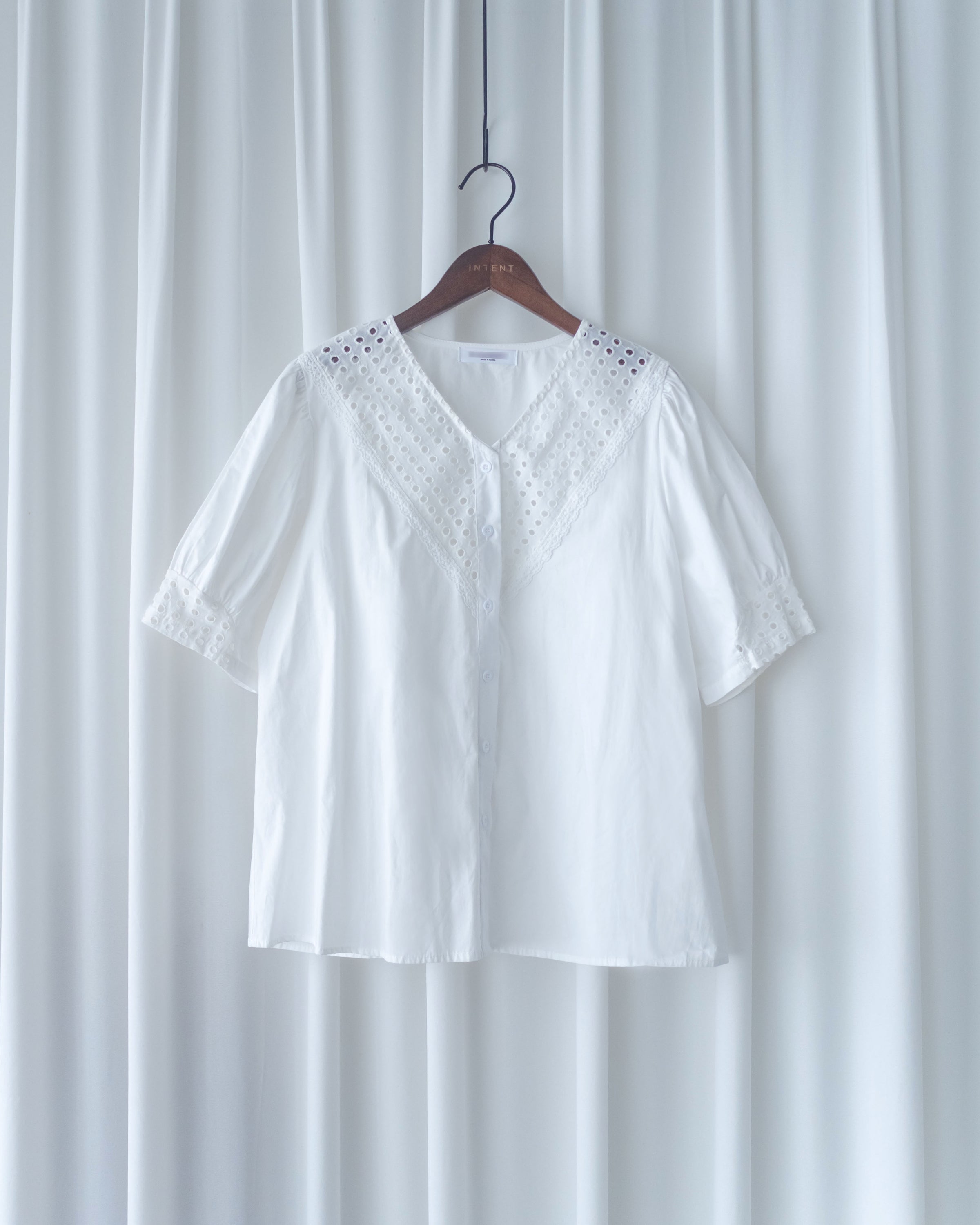 Lace Cotton Shirt 法式質感V形通花拼接恤衫/TP9234