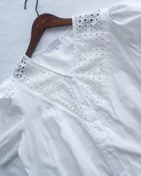 Lace Cotton Shirt 法式質感V形通花拼接恤衫/TP9234