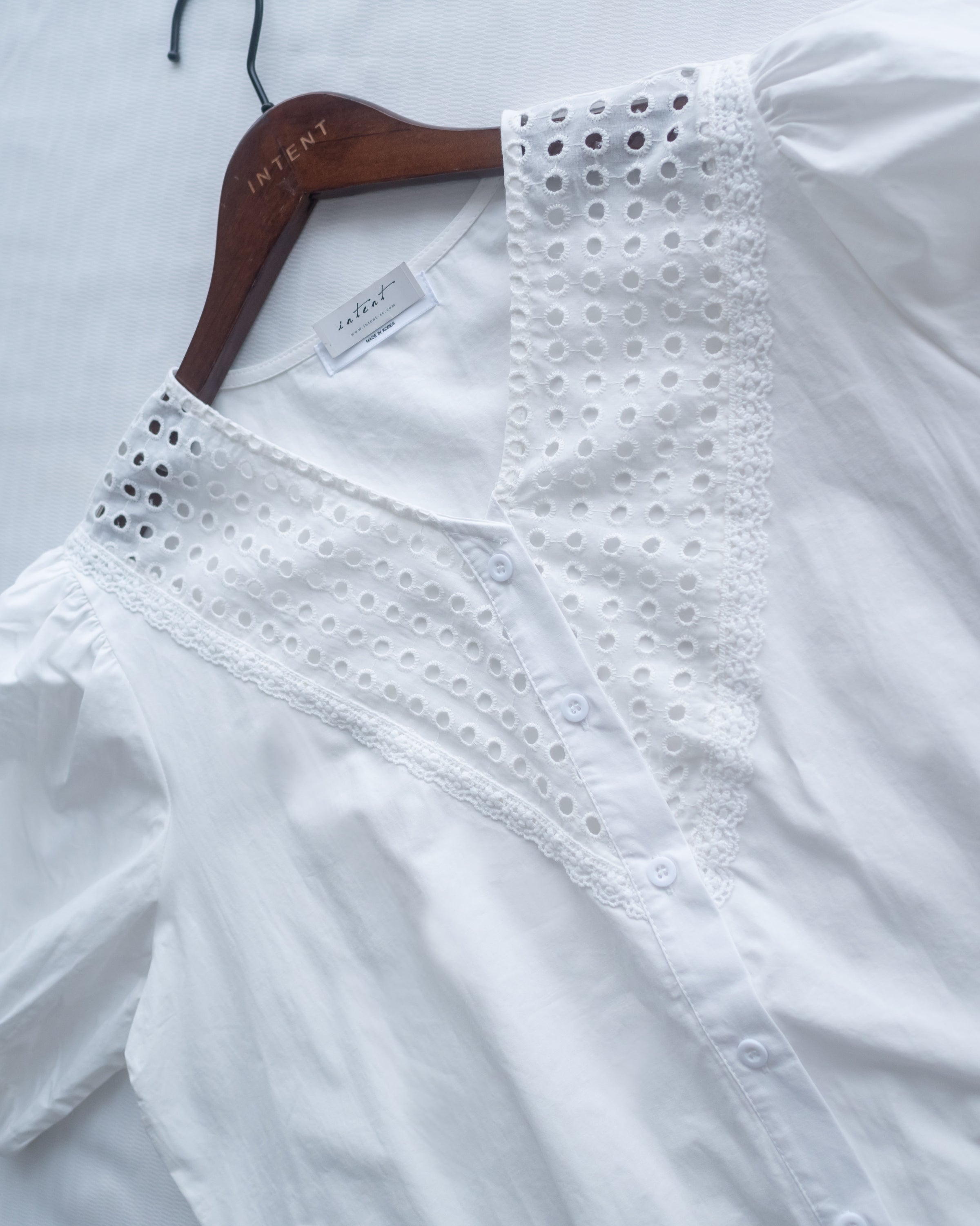 Lace Cotton Shirt 法式質感V形通花拼接恤衫/TP9234