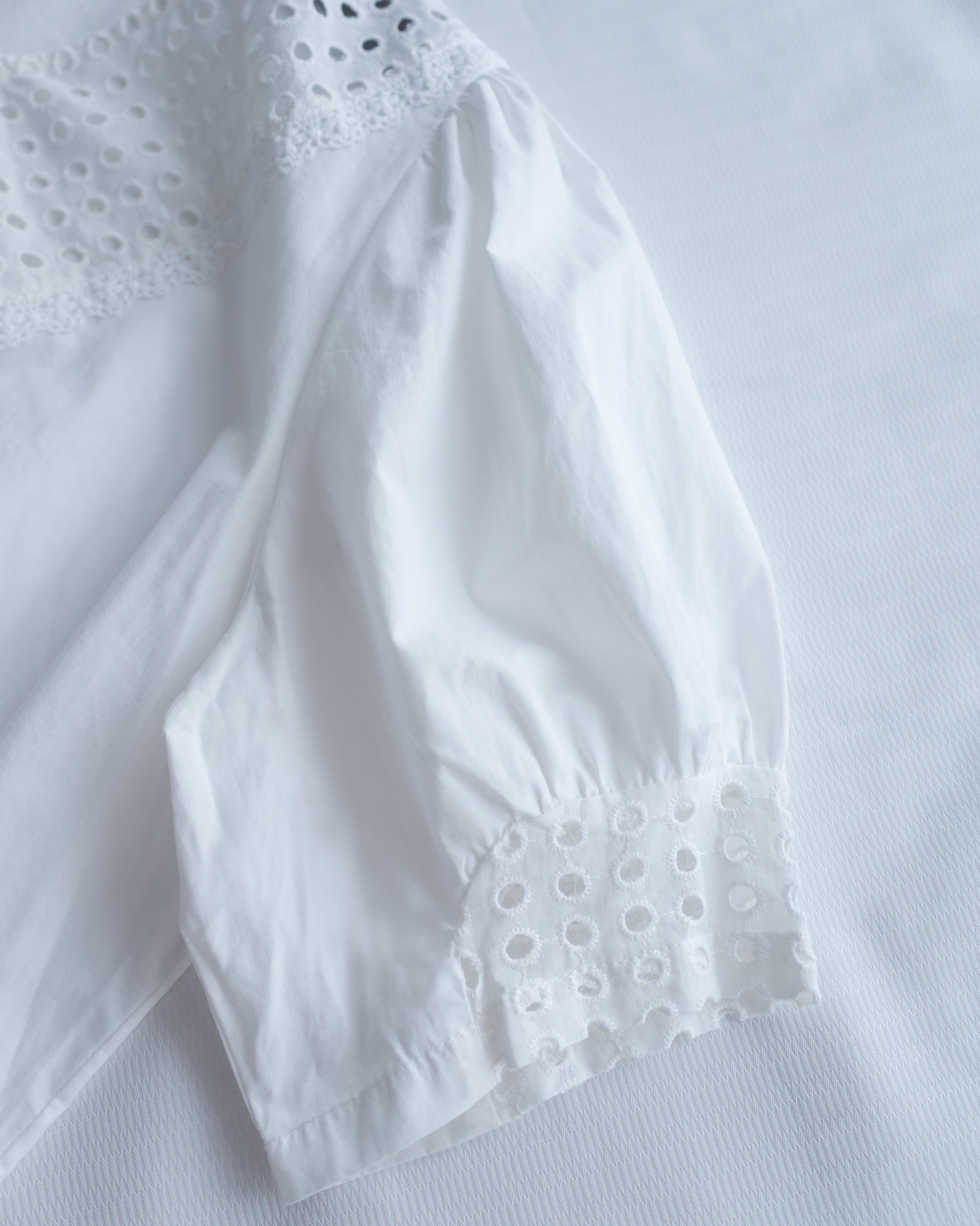 Lace Cotton Shirt 法式質感V形通花拼接恤衫/TP9234