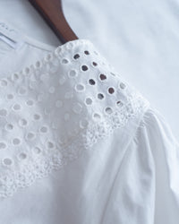 Lace Cotton Shirt 法式質感V形通花拼接恤衫/TP9234