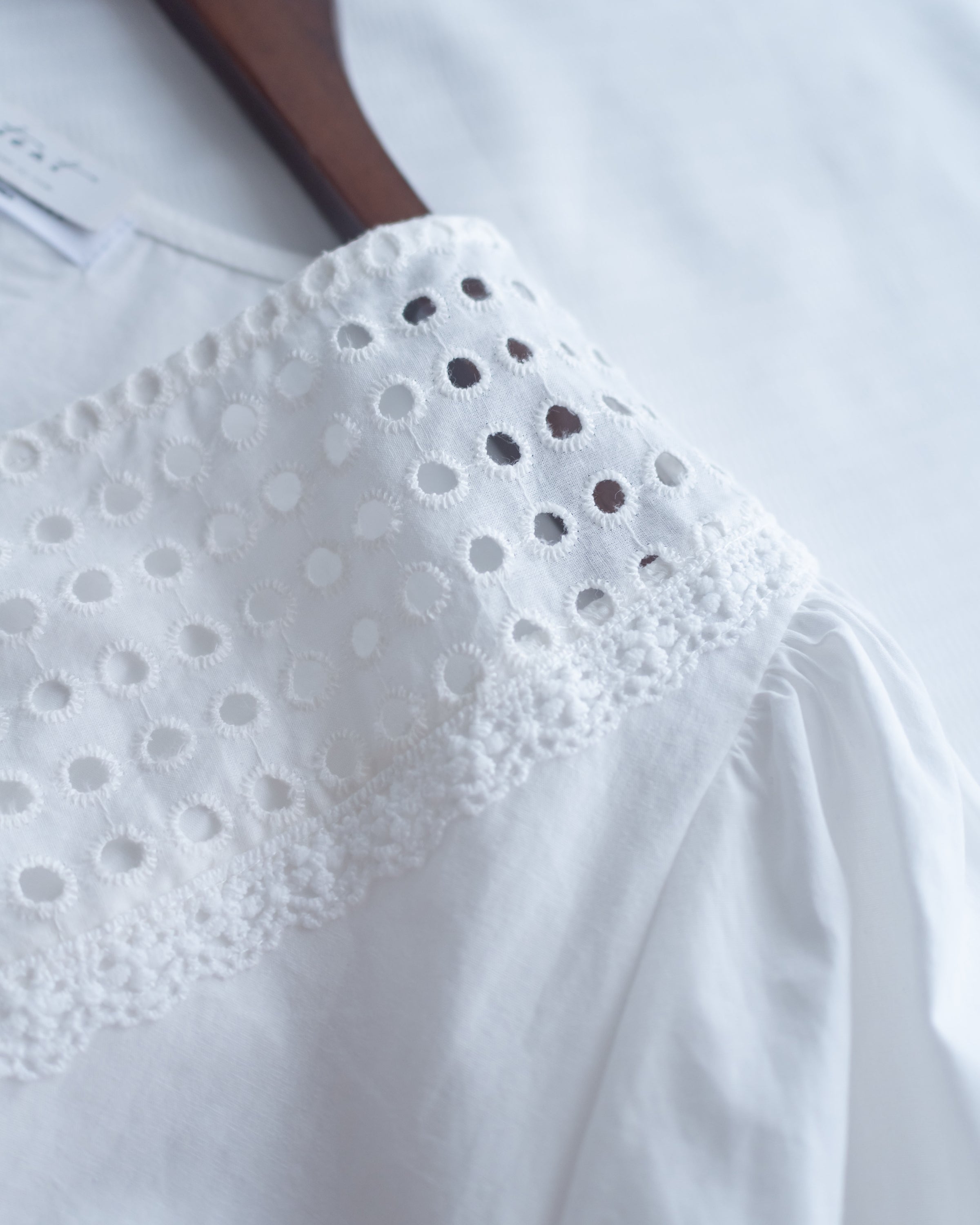 Lace Cotton Shirt 法式質感V形通花拼接恤衫/TP9234