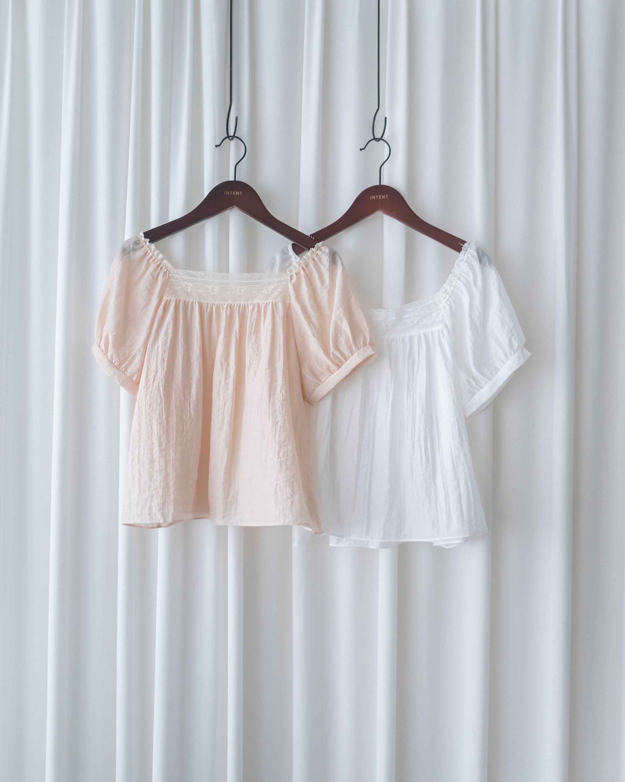 Lace Square Blouse 法式蕾絲方領裙擺上衣/BU9148