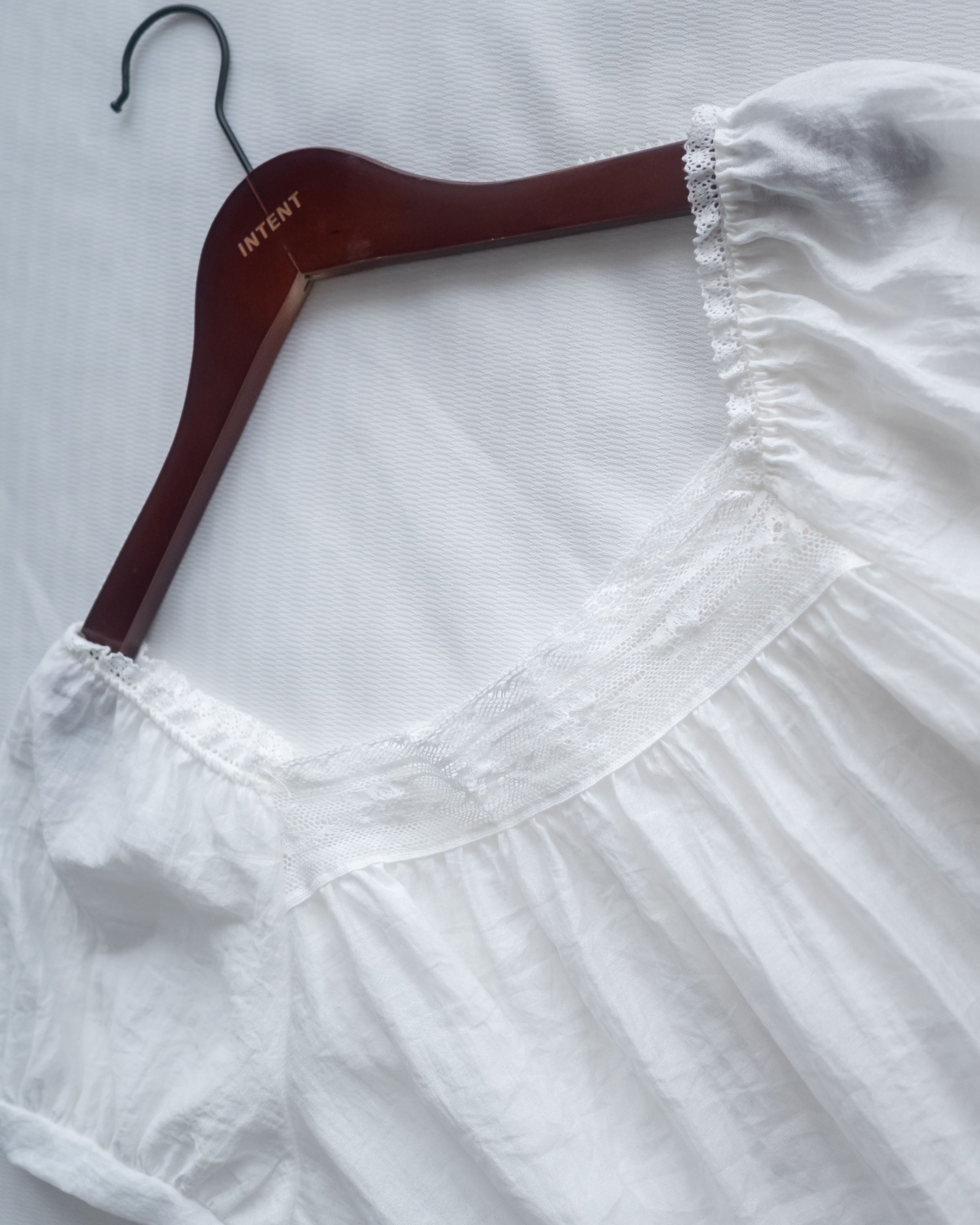 Lace Square Blouse 法式蕾絲方領裙擺上衣/BU9148