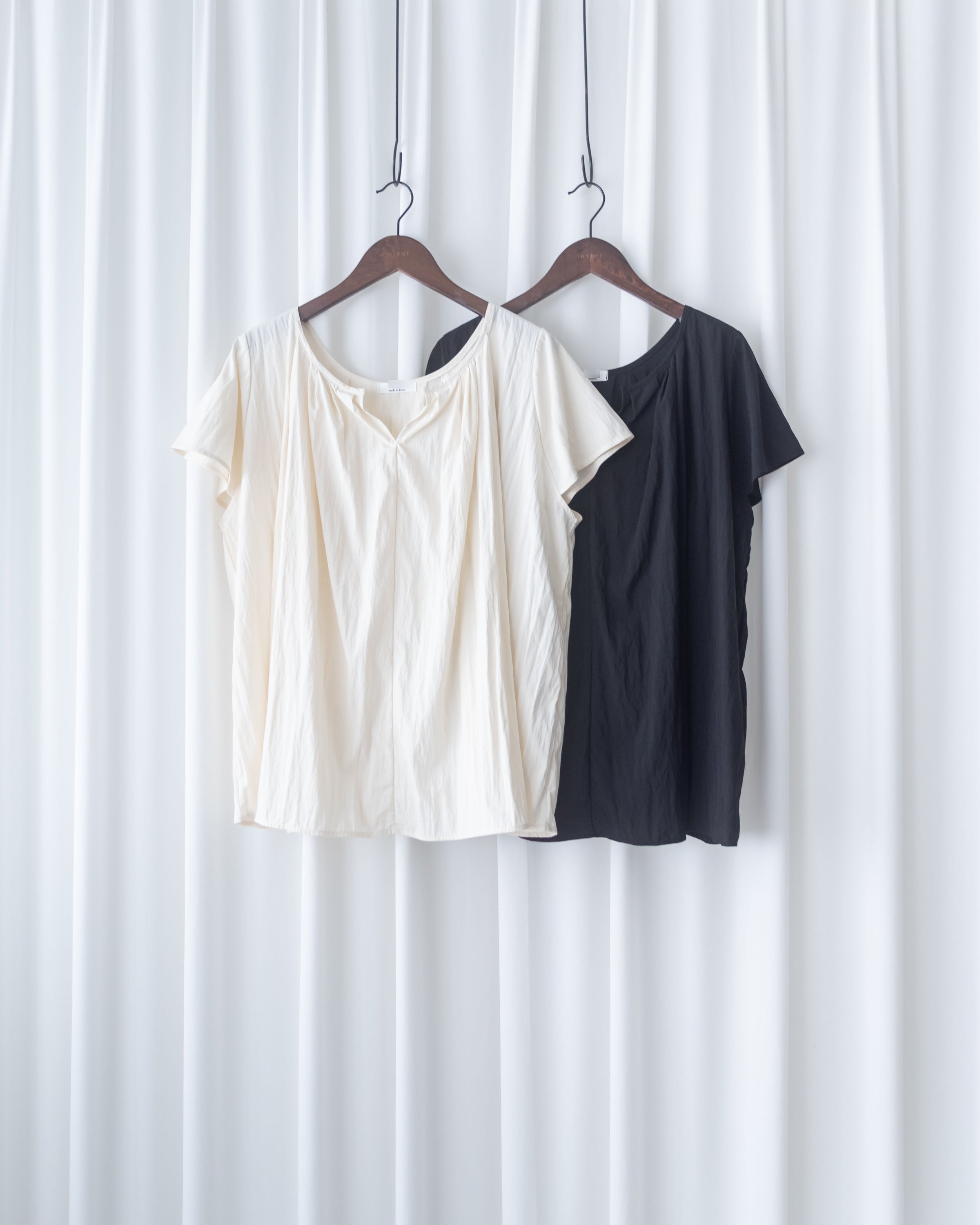 V-Collar Blouse 隨性抓褶小 V 領傘袖上衣/ TP9240