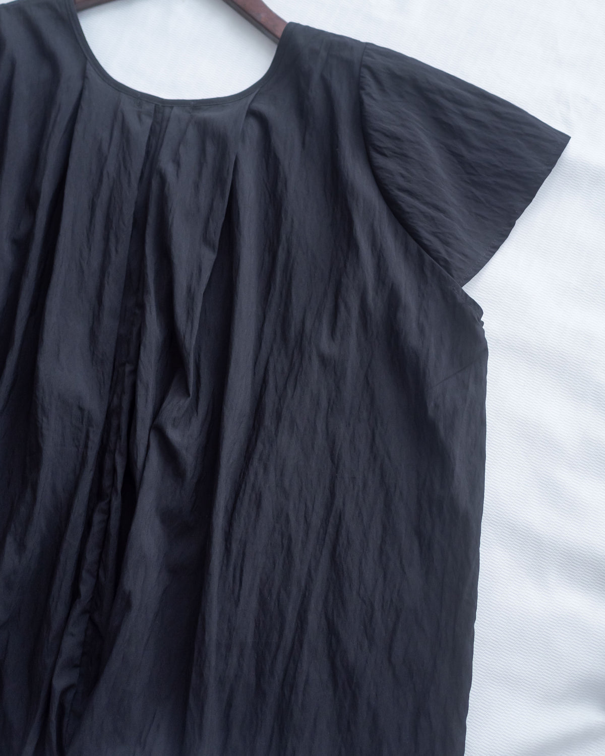 V-Collar Blouse 隨性抓褶小 V 領傘袖上衣/ TP9240
