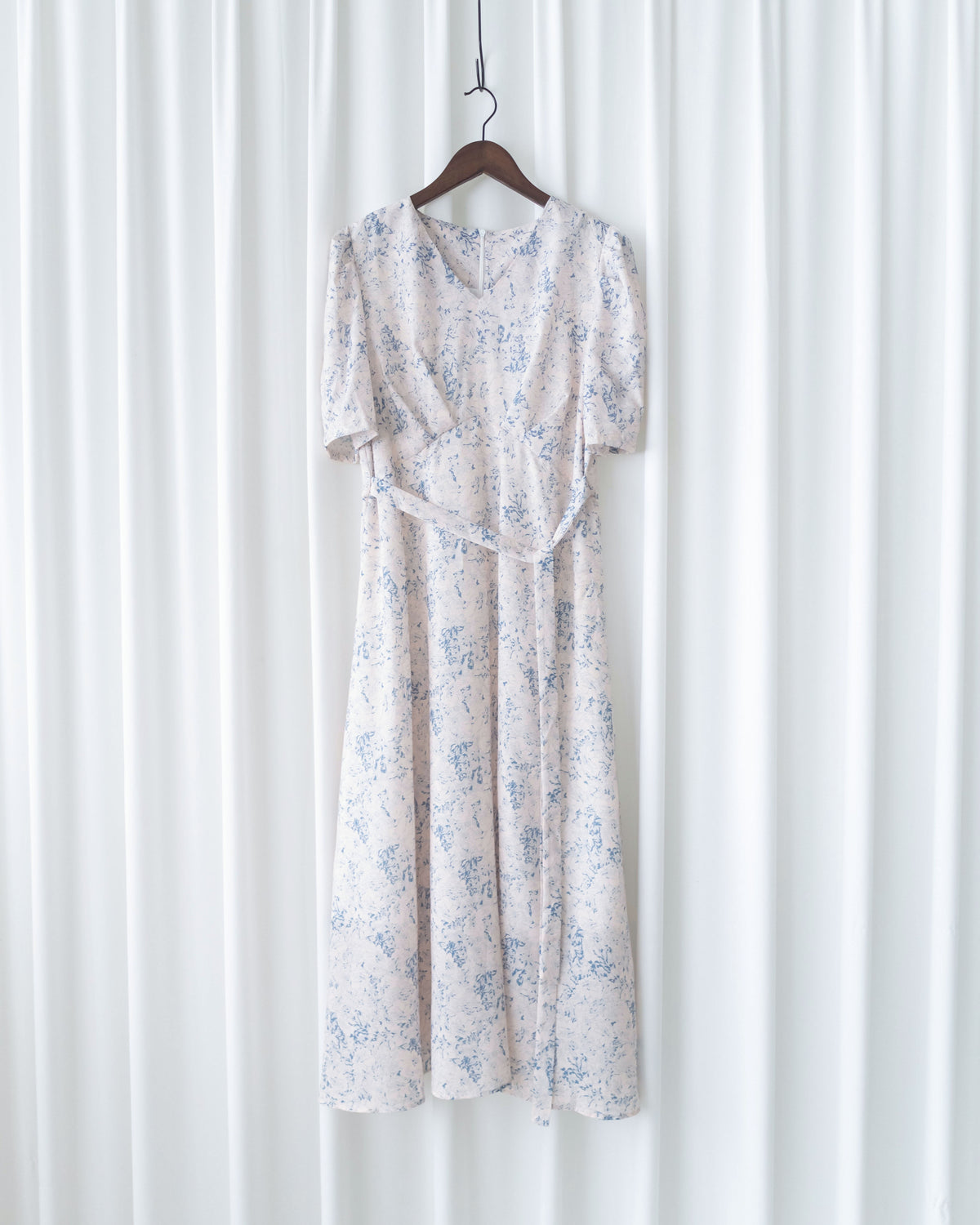 Floral line Dress 線條青花印花弧腰線連身裙/ DS1171